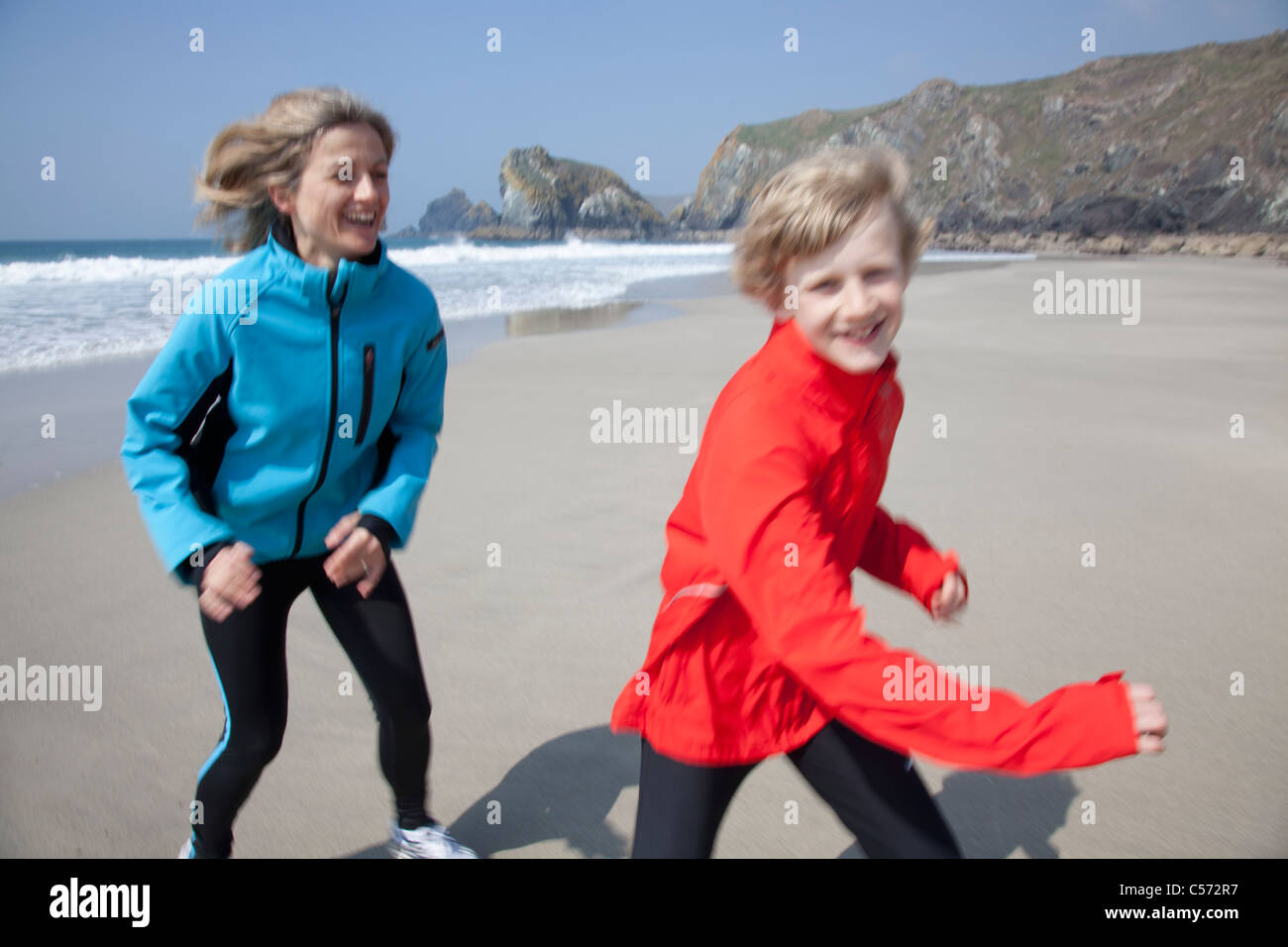 Madre e figlio giocando sulla spiaggia Foto Stock