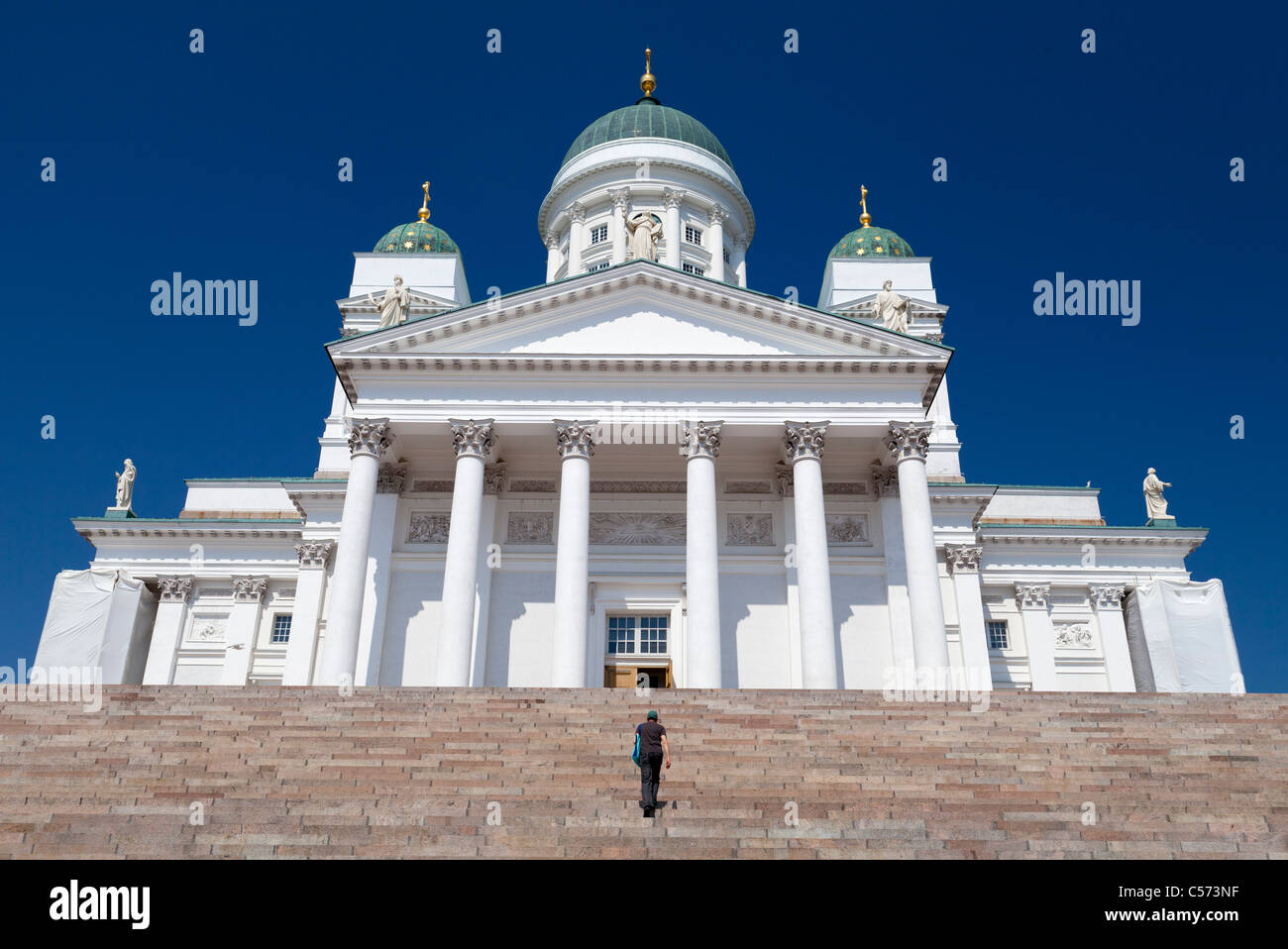 Uomo che cammina su gradini, Senato Helsinki, Finlandia Foto Stock