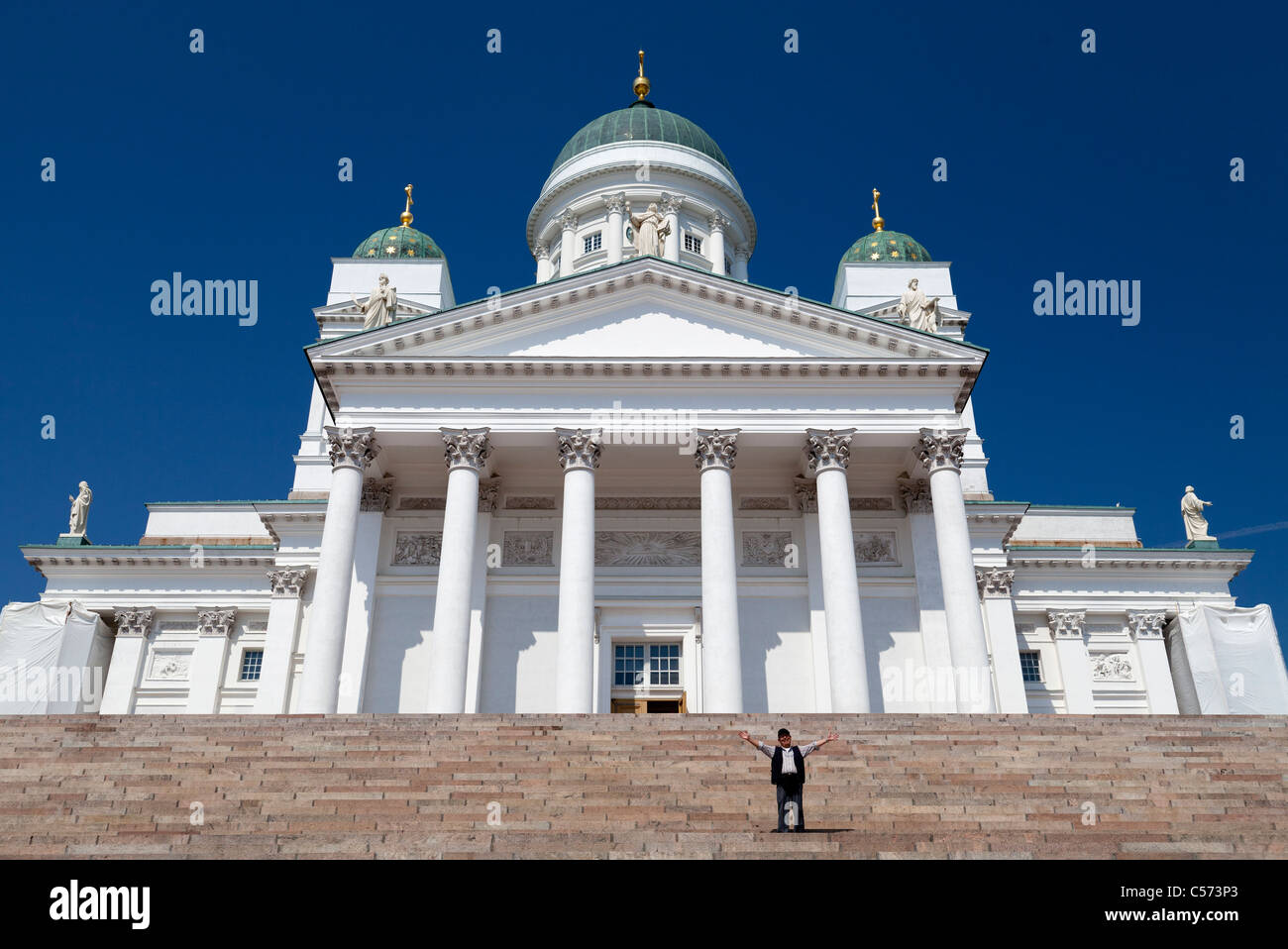 L'uomo sventolando nella parte anteriore del Senato Helsinki, Finlandia Foto Stock