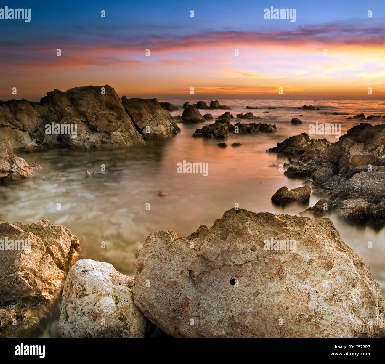 Spiaggia rocciosa sull'isola di Losinj durante il tramonto, Croazia,l'Europa Foto Stock