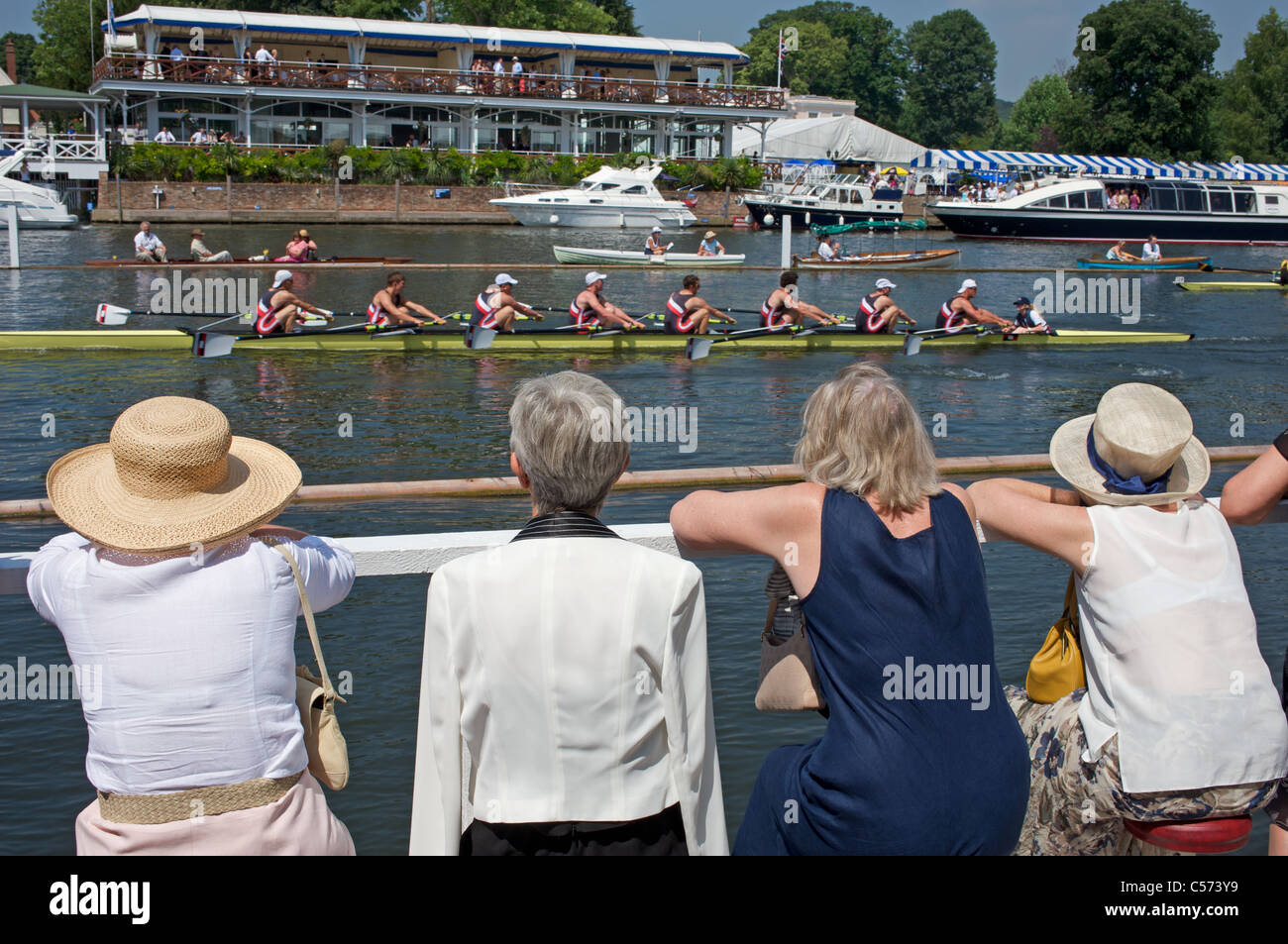 Gli spettatori presso la linea di alettatura, Henley Royal Regatta. Henley-on-Thames, Oxfordshire, Inghilterra. Foto Stock