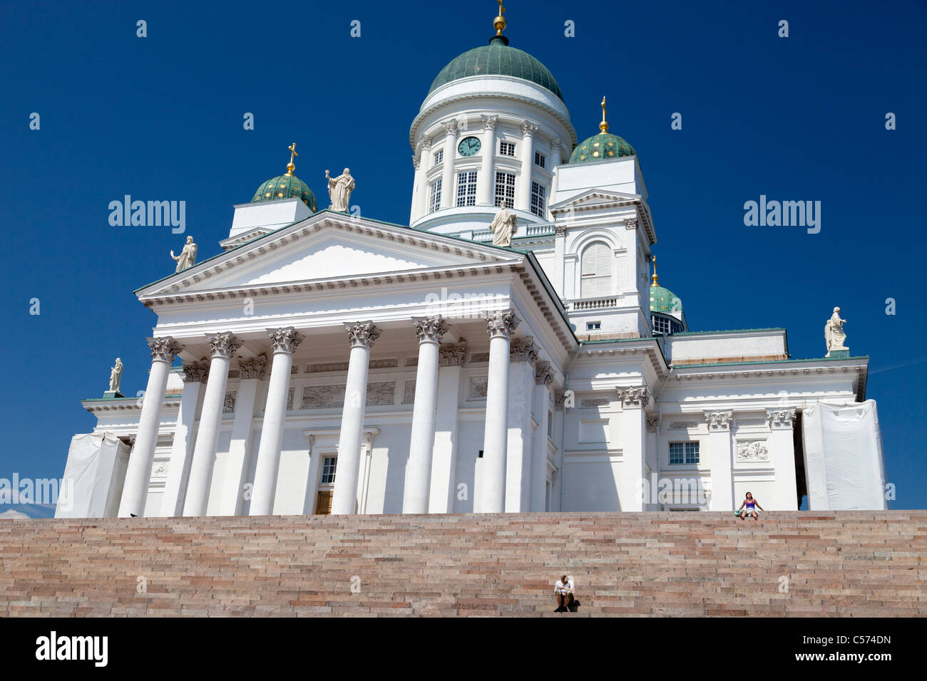 Due esseri umani e un piccione seduti di fronte al Senato, Helsinki Finlandia Foto Stock