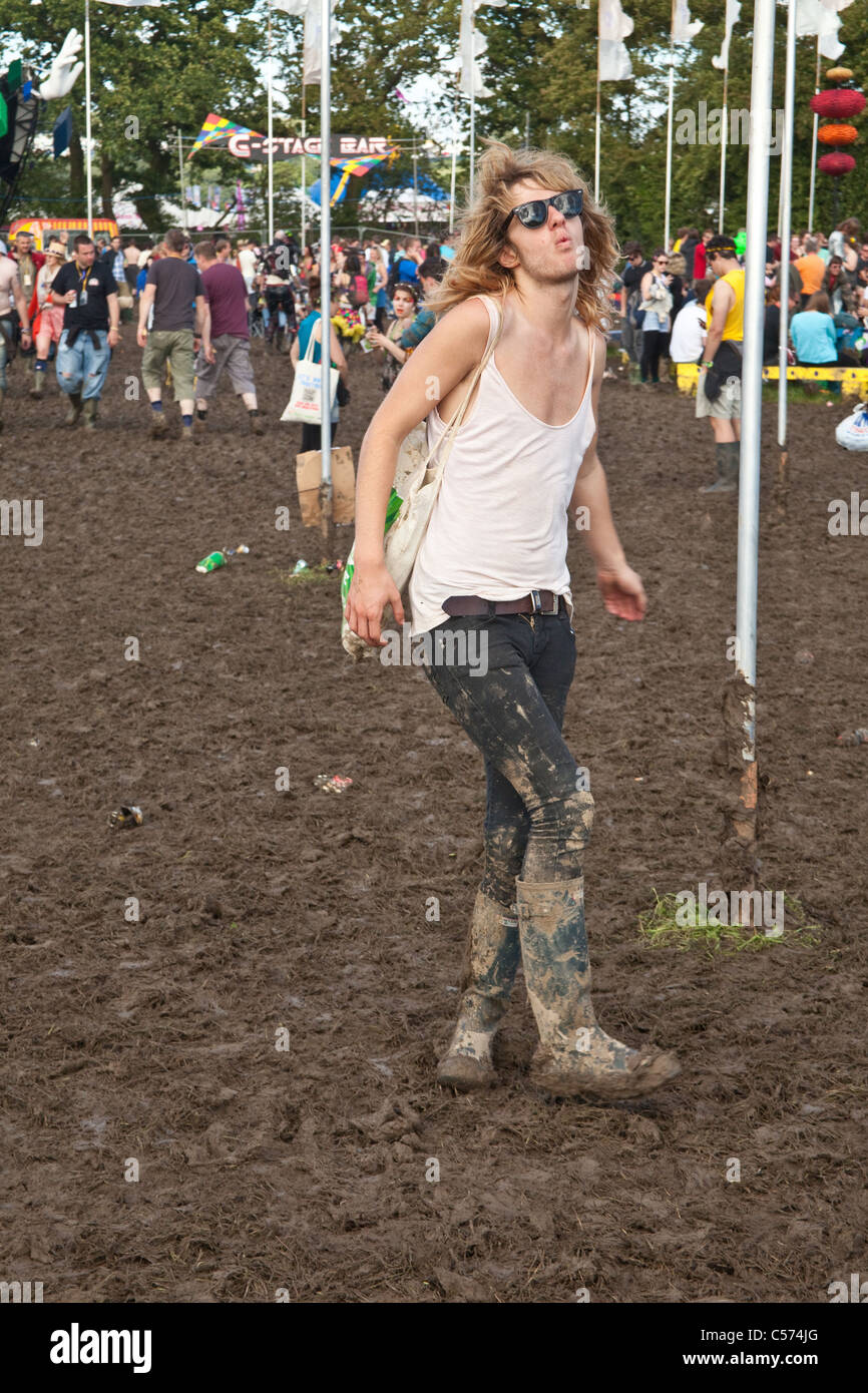 Giovane uomo in ballo nel fango, Glastonbury Festival 2011 Foto Stock