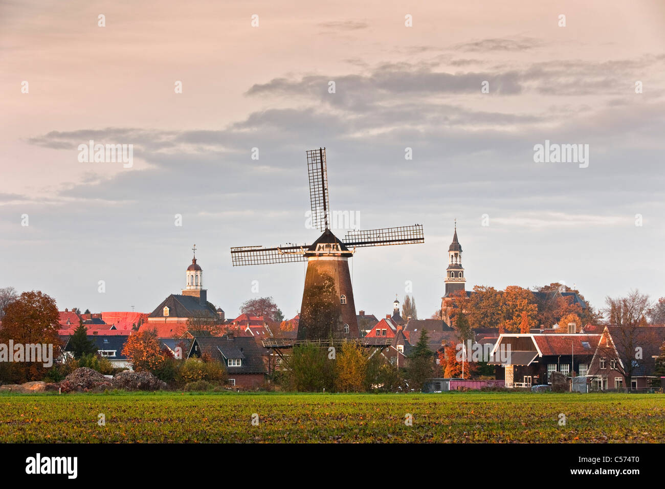 I Paesi Bassi, Ootmarsum. Vista sul villaggio con il mulino a vento e chiese. L'autunno. Foto Stock
