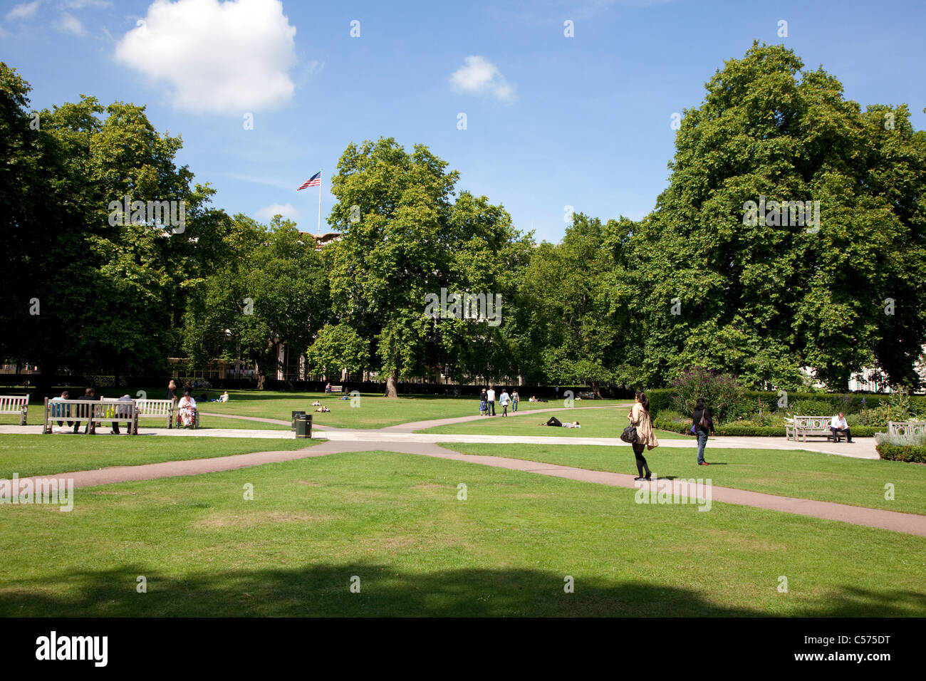 Grosvenor Square, Londra con l Ambasciata degli Stati Uniti in background Foto Stock