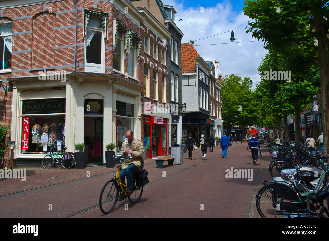 Uomo in sella moto senza mani mentre si utilizza il telefono cellulare Grote Houtstraat street città di Haarlem Paesi Bassi Europa Foto Stock