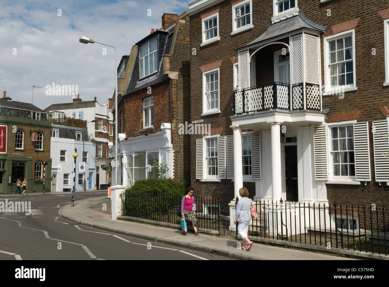 Case georgiane, case a Barnes sud-ovest di Londra Regno Unito. The Terrace Road, gente che cammina in Inghilterra anni '2011 2010 UK HOMER SYKES Foto Stock