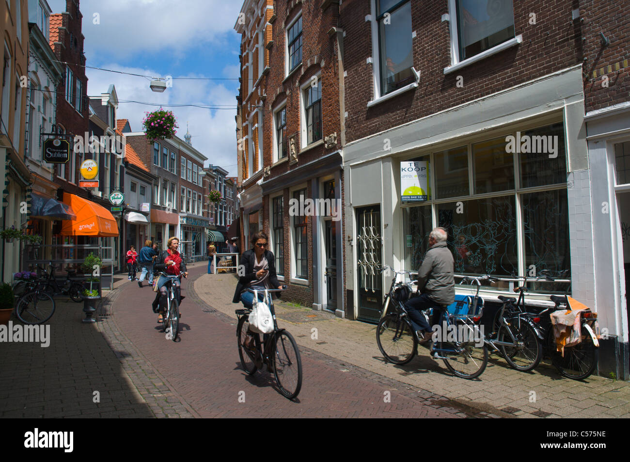 Kleine Houtstraat street centrale città di Haarlem Paesi Bassi Europa Foto Stock