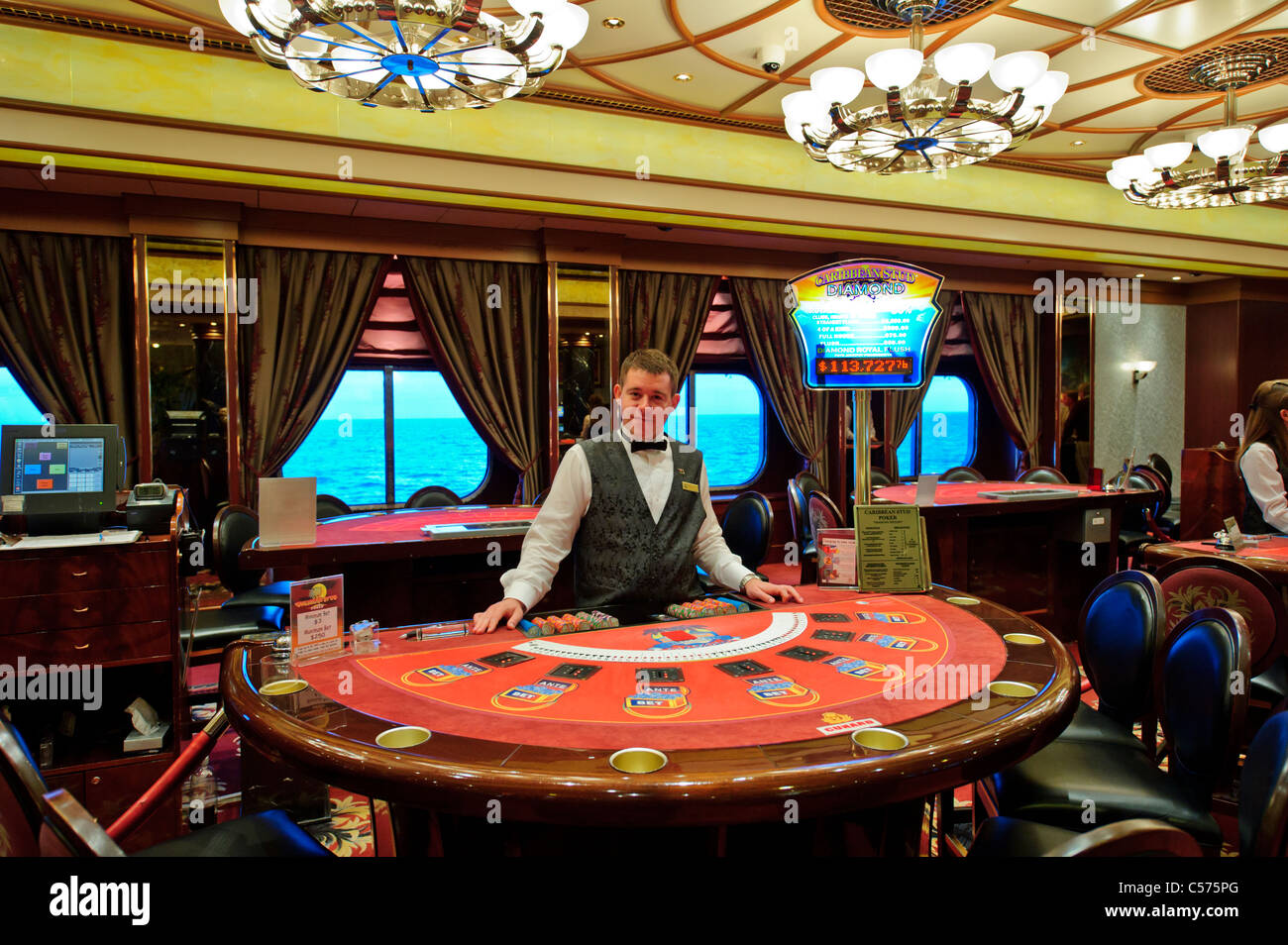 Un croupier al tavolo di gioco nell'impero casinò sul deck 2 sulla Cunard Queen Mary 2 Crociera. Foto Stock
