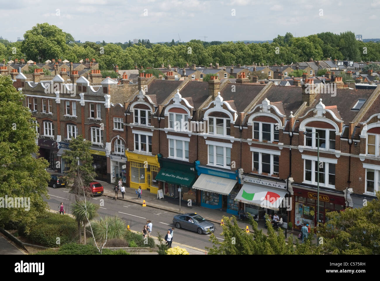 Barnes High Street, affacciata su una sfilata di negozi e case alle spalle. Periferia sud-ovest di Londra Inghilterra anni '2011 2010 Regno Unito HOMER SYKES Foto Stock