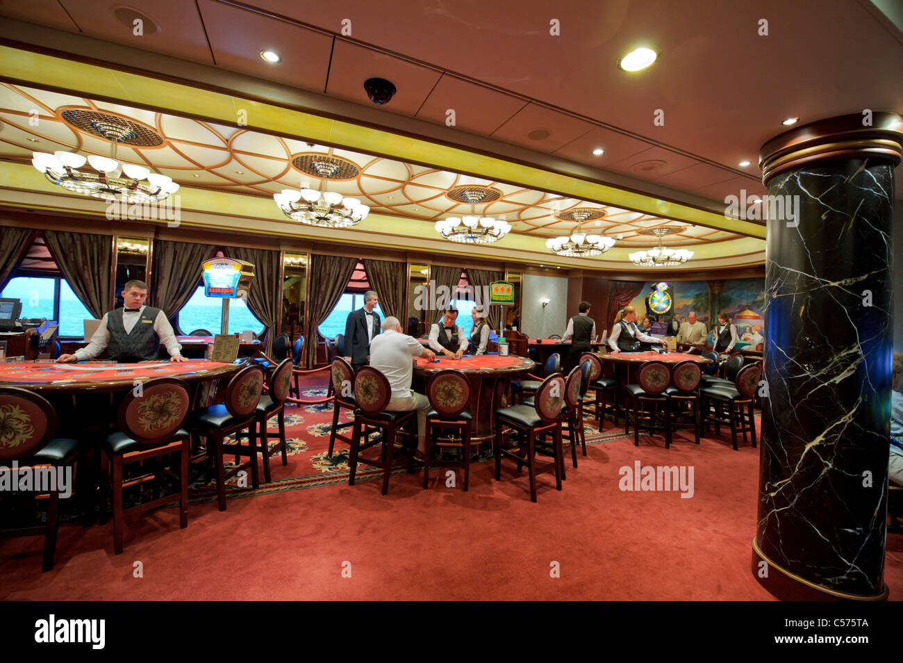 La riproduzione di giochi di carte nell'impero Casino è uno degli intrattenimenti previsti sul famoso Cunard Queen Mary 2 ocean liner. Foto Stock