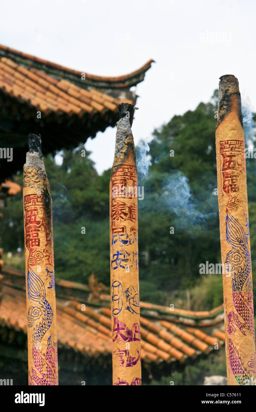 I religiosi candele, Tempio di Yuantong, Kunming, in Cina Foto Stock I religiosi candele, Tempio di Yuantong, Kunming, in Cina Foto Stock