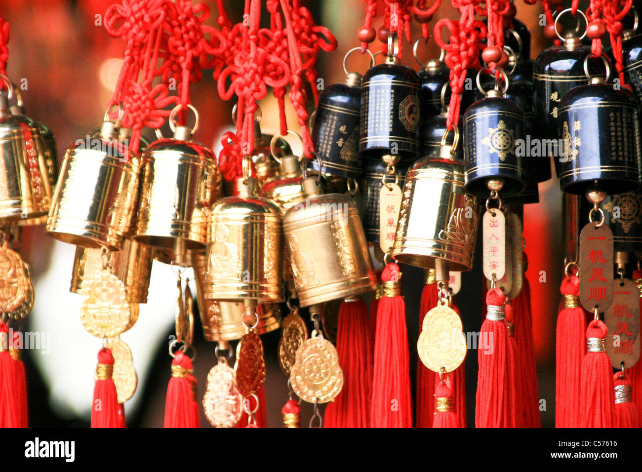 I religiosi di campane, oro e nero con rosso tussles, Drago Cinese, pietra e cemento, Tempio di Yuantong, Kunming, in Cina Foto Stock I religiosi di campane, oro e nero con rosso tussles, Drago Cinese, pietra e cemento, Tempio di Yuantong, Kunming, in Cina Foto Stock