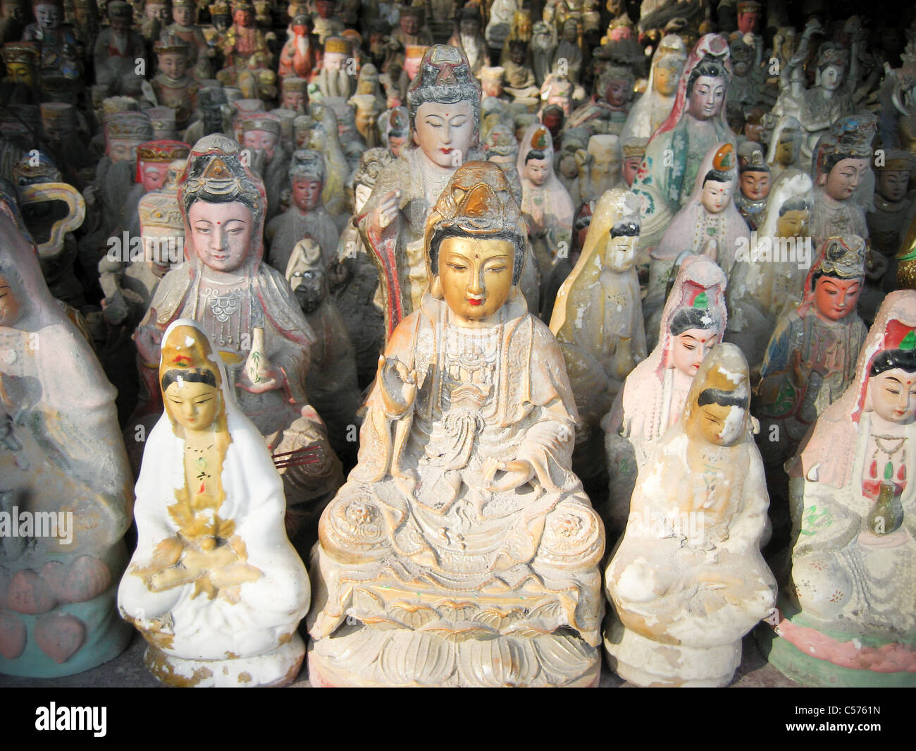 Religiosi divinità in miniatura, Artefatti, Tempio Nanputuo, città di Xiamen, Cina Foto Stock Religiosi divinità in miniatura, Artefatti, Tempio Nanputuo, città di Xiamen, Cina Foto Stock