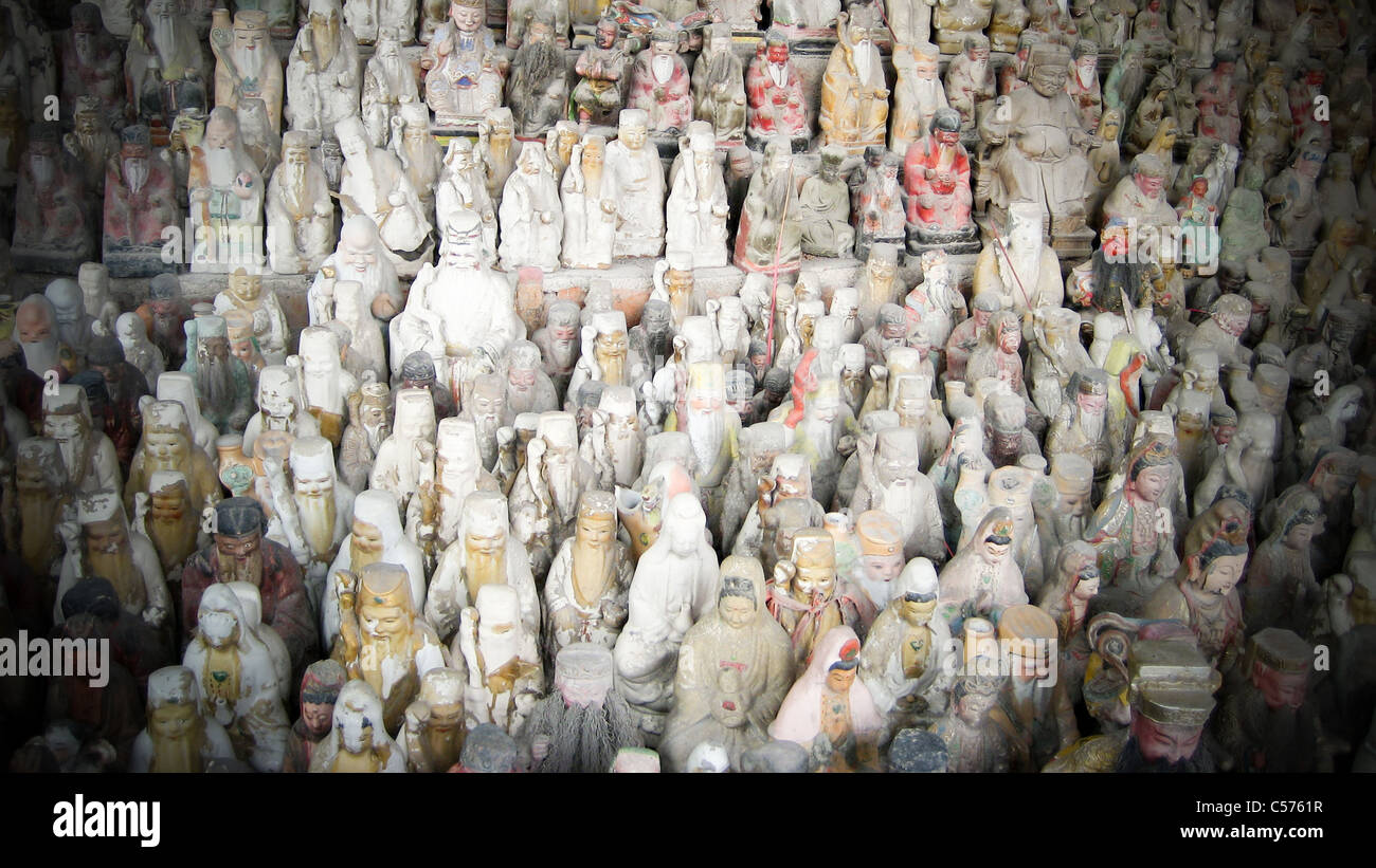 Religiosi divinità in miniatura, Artefatti, Tempio Nanputuo, città di Xiamen, Cina Foto Stock Religiosi divinità in miniatura, Artefatti, Tempio Nanputuo, città di Xiamen, Cina Foto Stock
