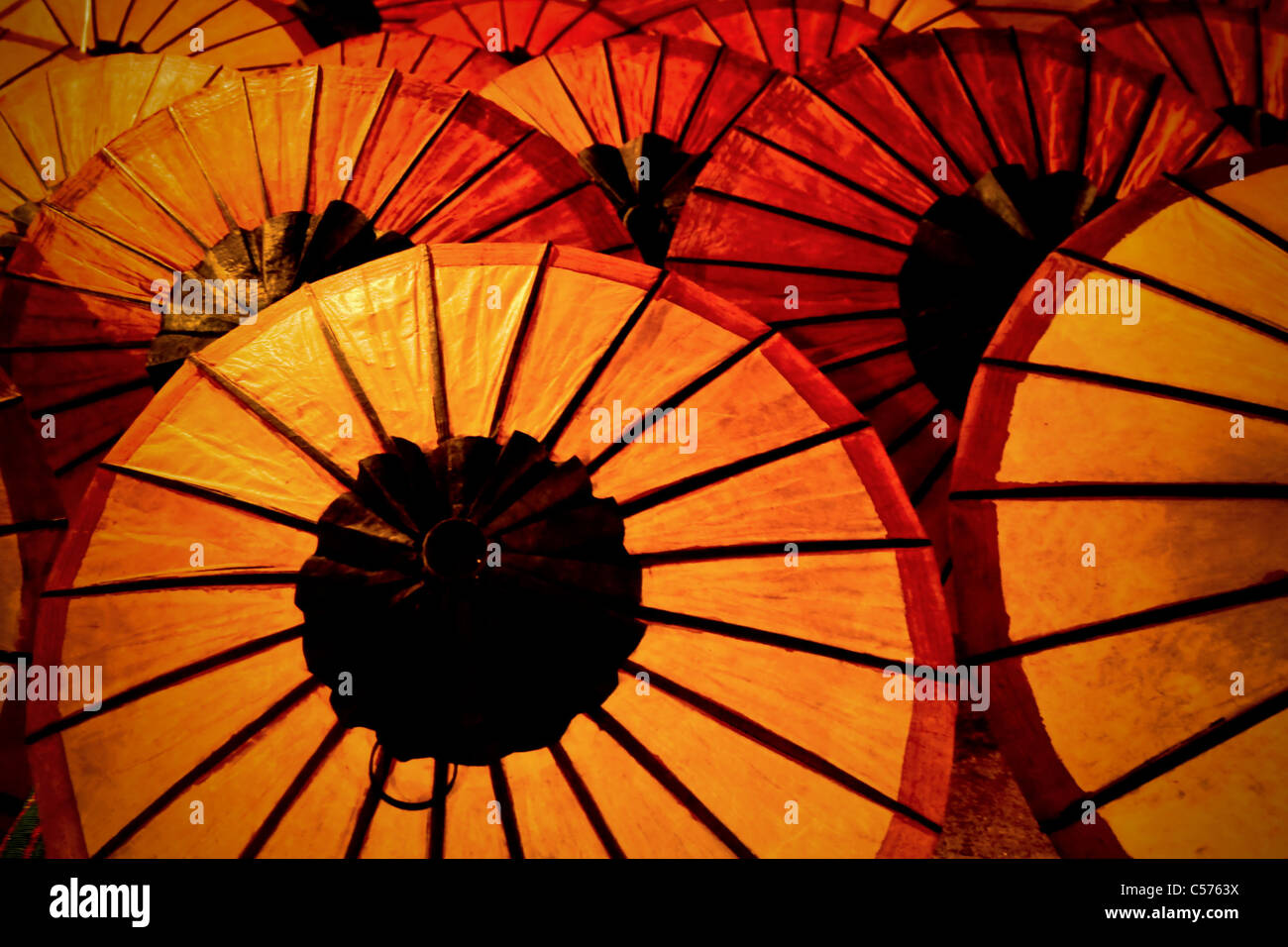 Un ombrello per vendita, Luang Prabang, Laos, sud-est asiatico Foto Stock Un ombrello per vendita, Luang Prabang, Laos, sud-est asiatico Foto Stock