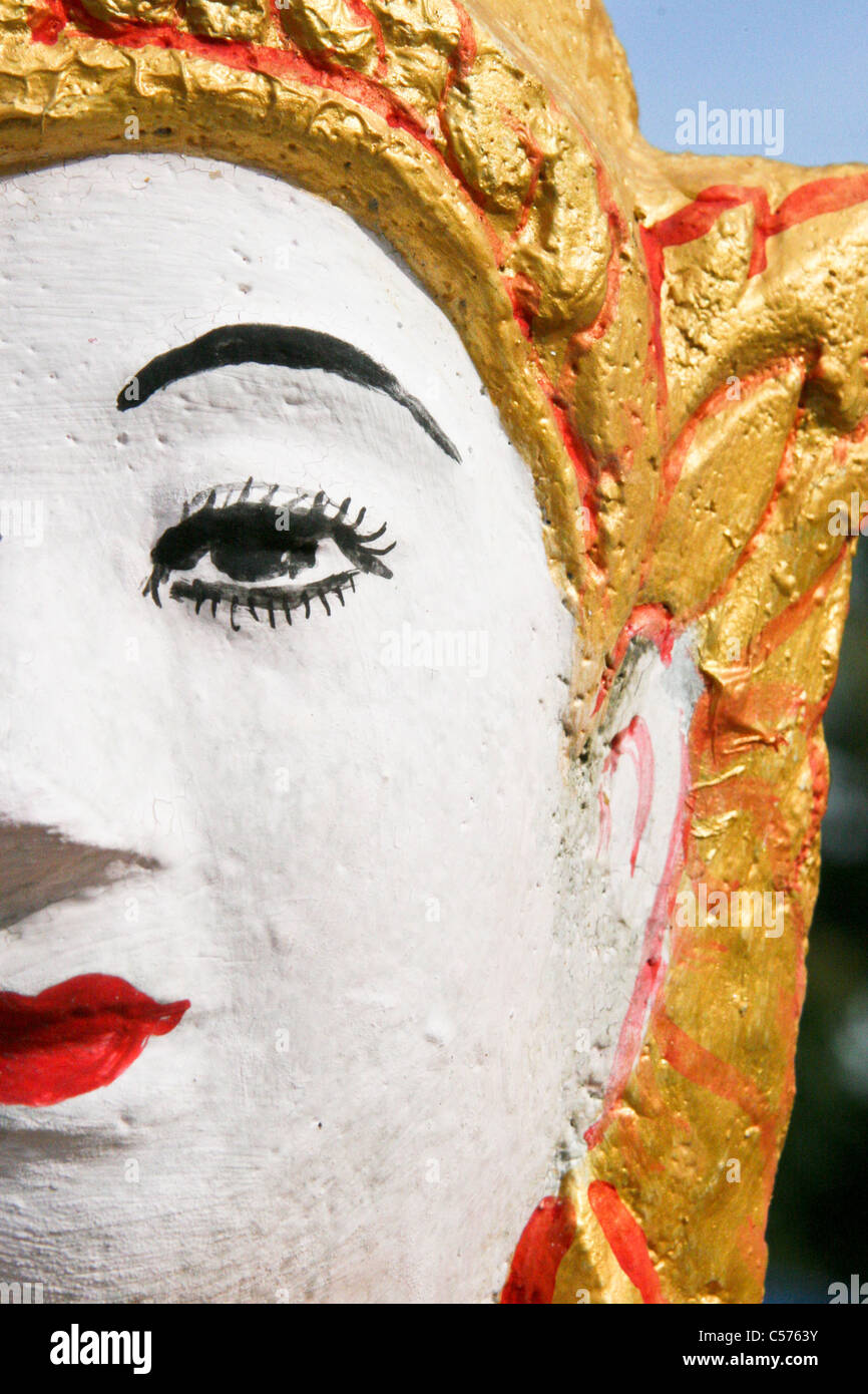 Decorazioni religiose, divinità, artefatti dèi, Buddha, tempio, Huay Xai, Laos, sud-est asiatico Foto Stock Decorazioni religiose, divinità, artefatti dèi, Buddha, tempio, Huay Xai, Laos, sud-est asiatico Foto Stock