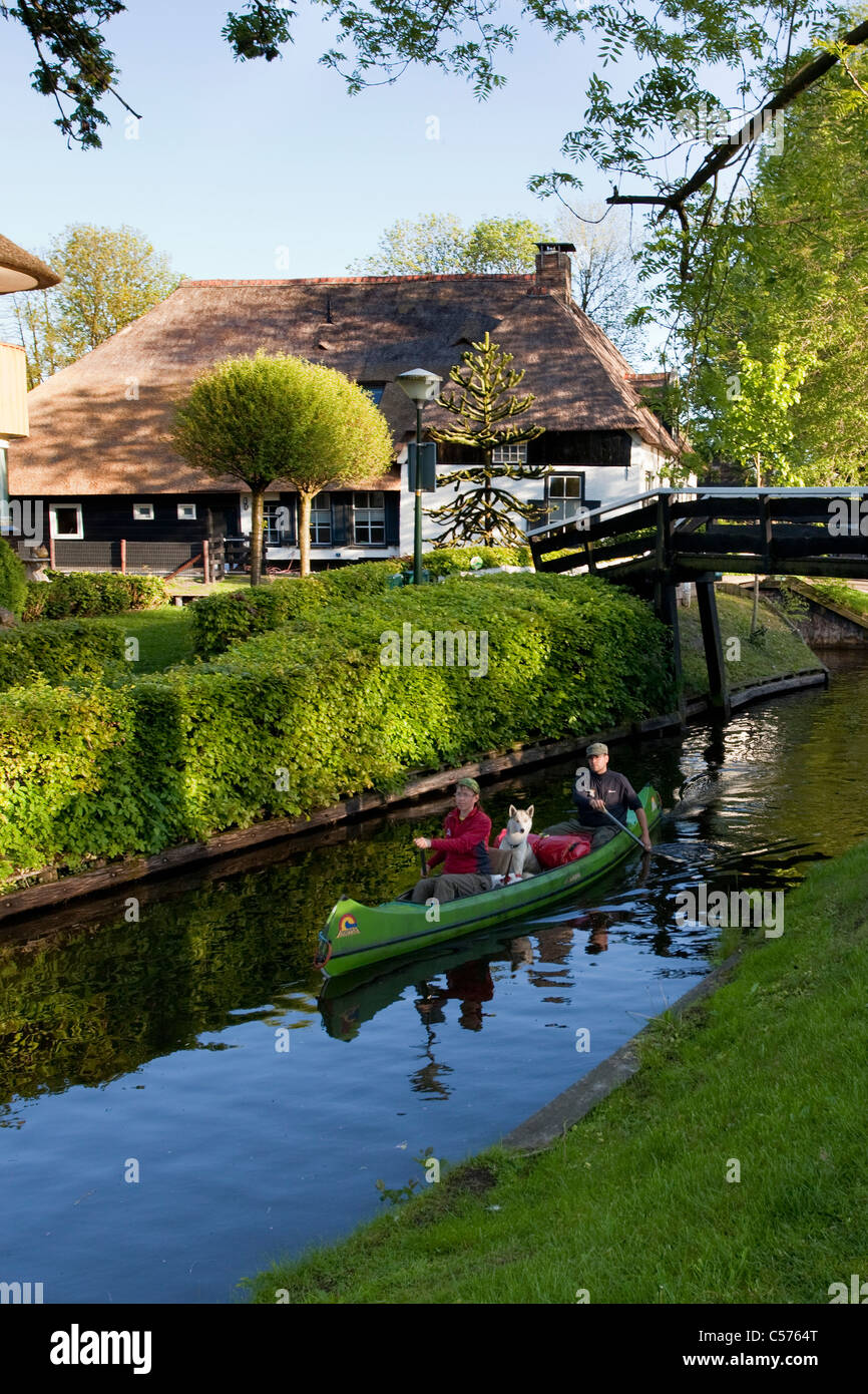 I Paesi Bassi, Giethoorn, villaggio con quasi solo le vie navigabili. Turisti che si godono il kayak ride. Foto Stock