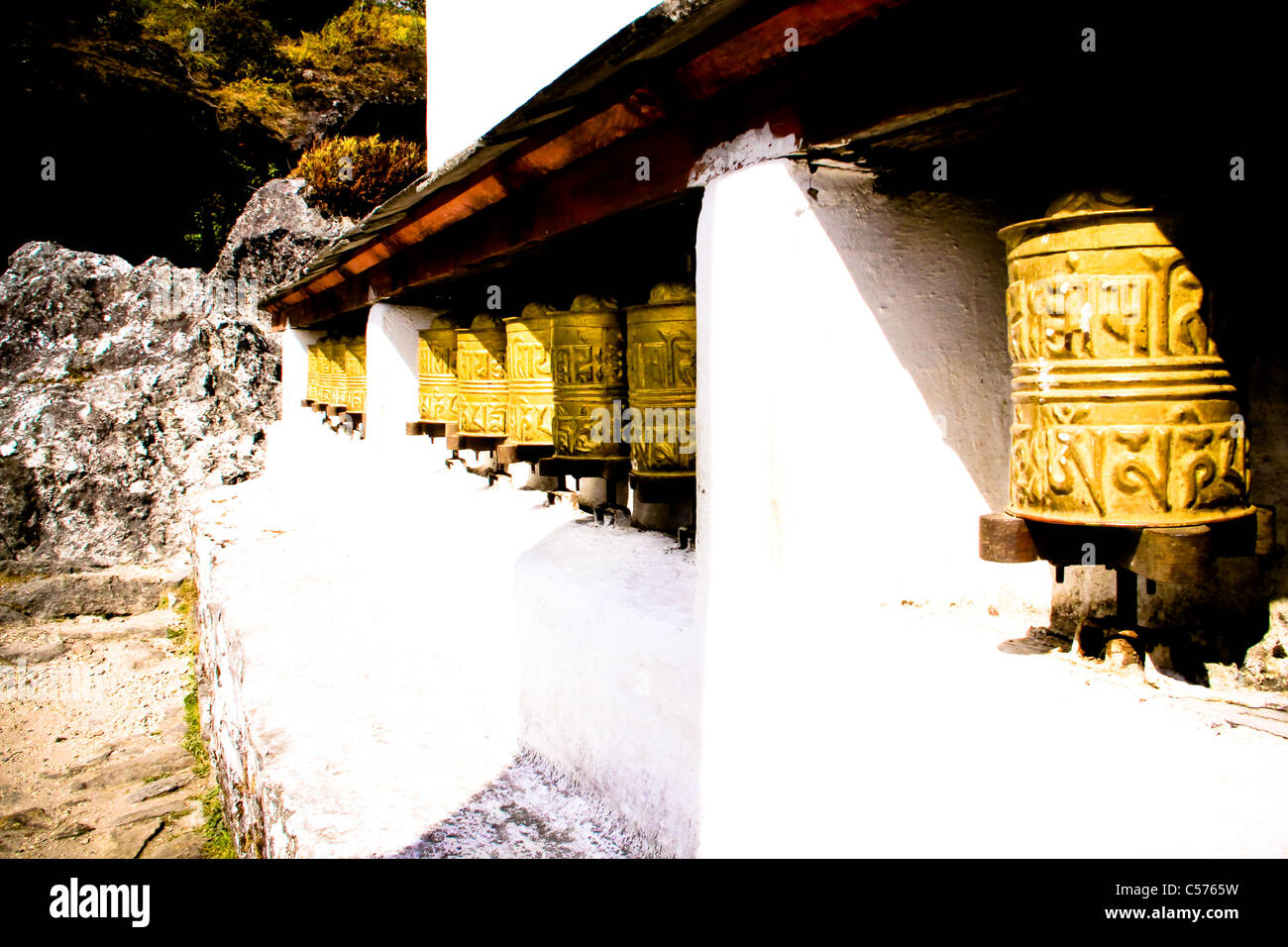 Tempio buddista e pregando ruote, Campo Base Everest trail, Nepal, decorazioni Religiose, divinità, artefatti dèi, Buddha, Tem Foto Stock Tempio buddista e pregando ruote, Campo Base Everest trail, Nepal, decorazioni Religiose, divinità, artefatti dèi, Buddha, Tem Foto Stock