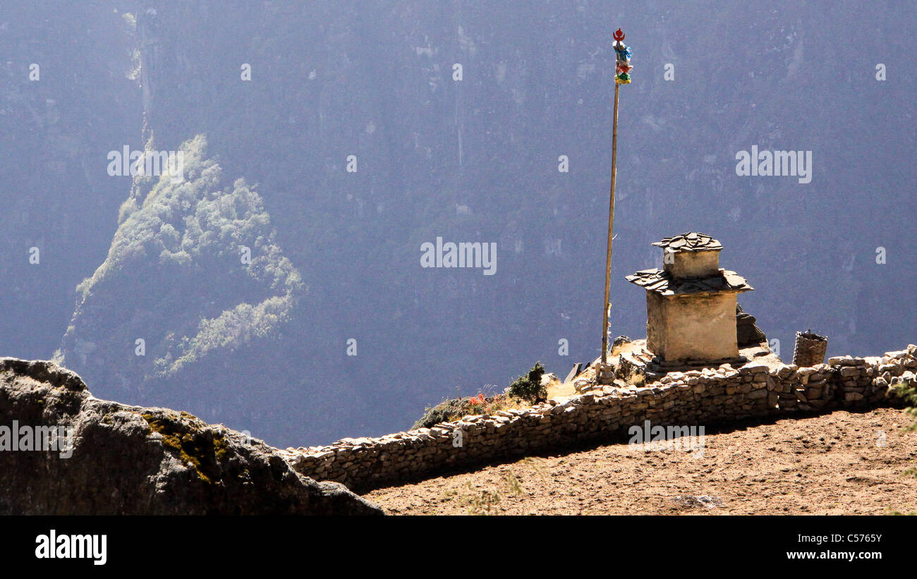 Tempio buddista e pregando ruote, Campo Base Everest trail, Nepal, decorazioni Religiose, divinità, artefatti dèi, Buddha, Tem Foto Stock Tempio buddista e pregando ruote, Campo Base Everest trail, Nepal, decorazioni Religiose, divinità, artefatti dèi, Buddha, Tem Foto Stock