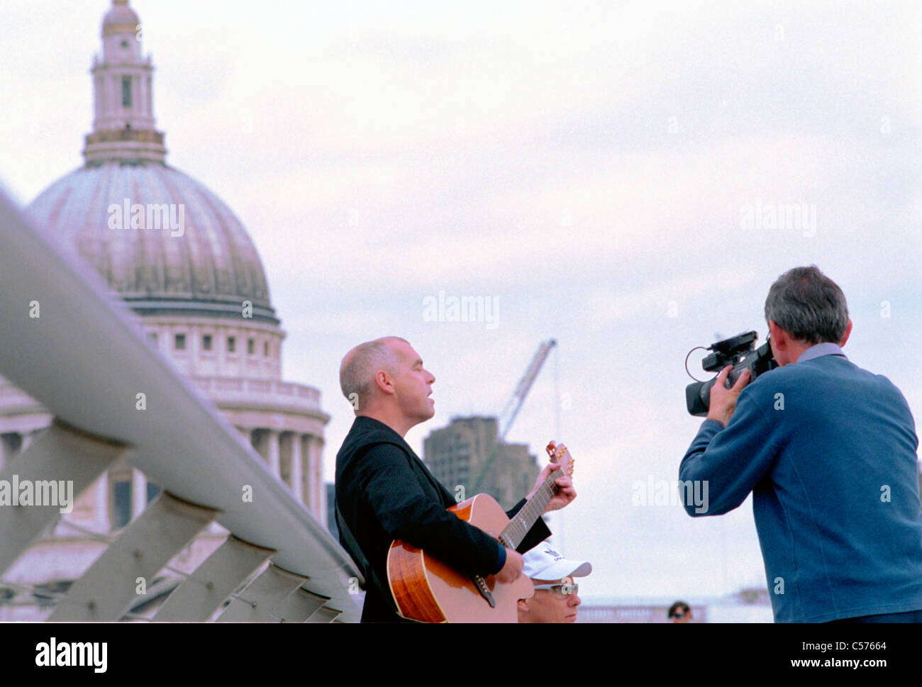 Martin Parr filmare Neil Tennant sul Millennium Bridge per 'London' musica video Foto Stock