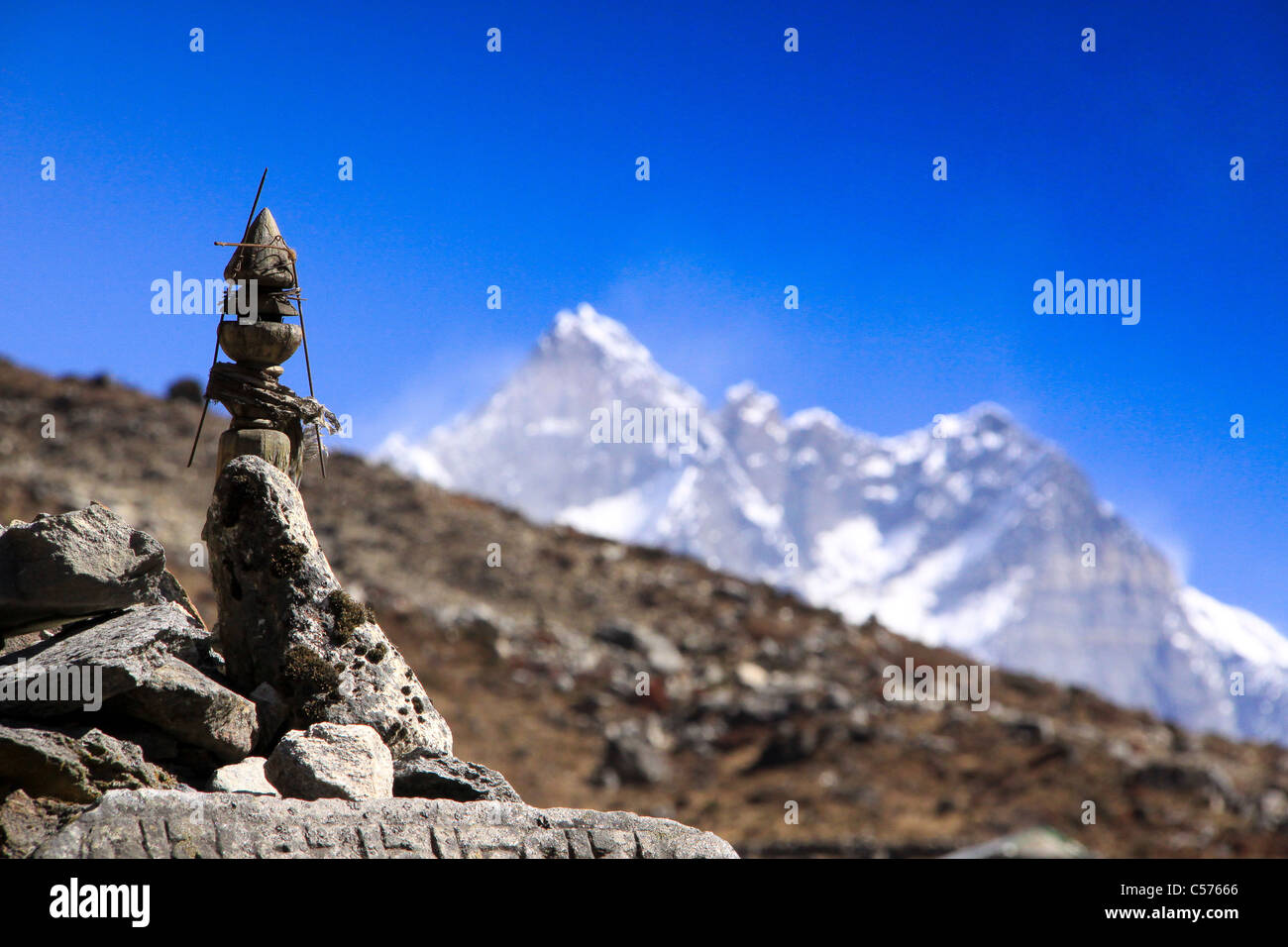 Tempio buddista e pregando ruote, Campo Base Everest trail, Nepal, decorazioni Religiose, divinità, artefatti dèi, Buddha, Tem Foto Stock Tempio buddista e pregando ruote, Campo Base Everest trail, Nepal, decorazioni Religiose, divinità, artefatti dèi, Buddha, Tem Foto Stock