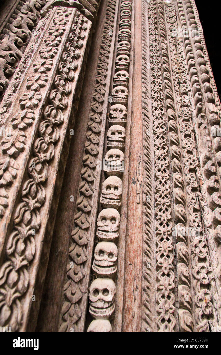 Intrinseca opera d'arte, teschi e facce, murale e incisioni su legno, Durbar Square, Kathmandu, Nepal, Sud-est asiatico, Foto Stock Intrinseca opera d'arte, teschi e facce, murale e incisioni su legno, Durbar Square, Kathmandu, Nepal, Sud-est asiatico, Foto Stock