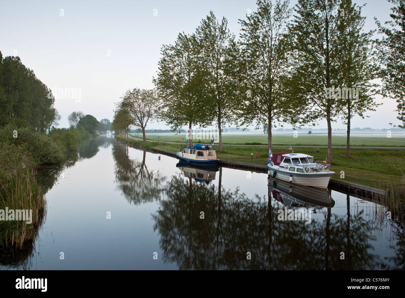 I Paesi Bassi, Giethoorn, villaggio con quasi solo le vie navigabili, le imbarcazioni da diporto.". Foto Stock