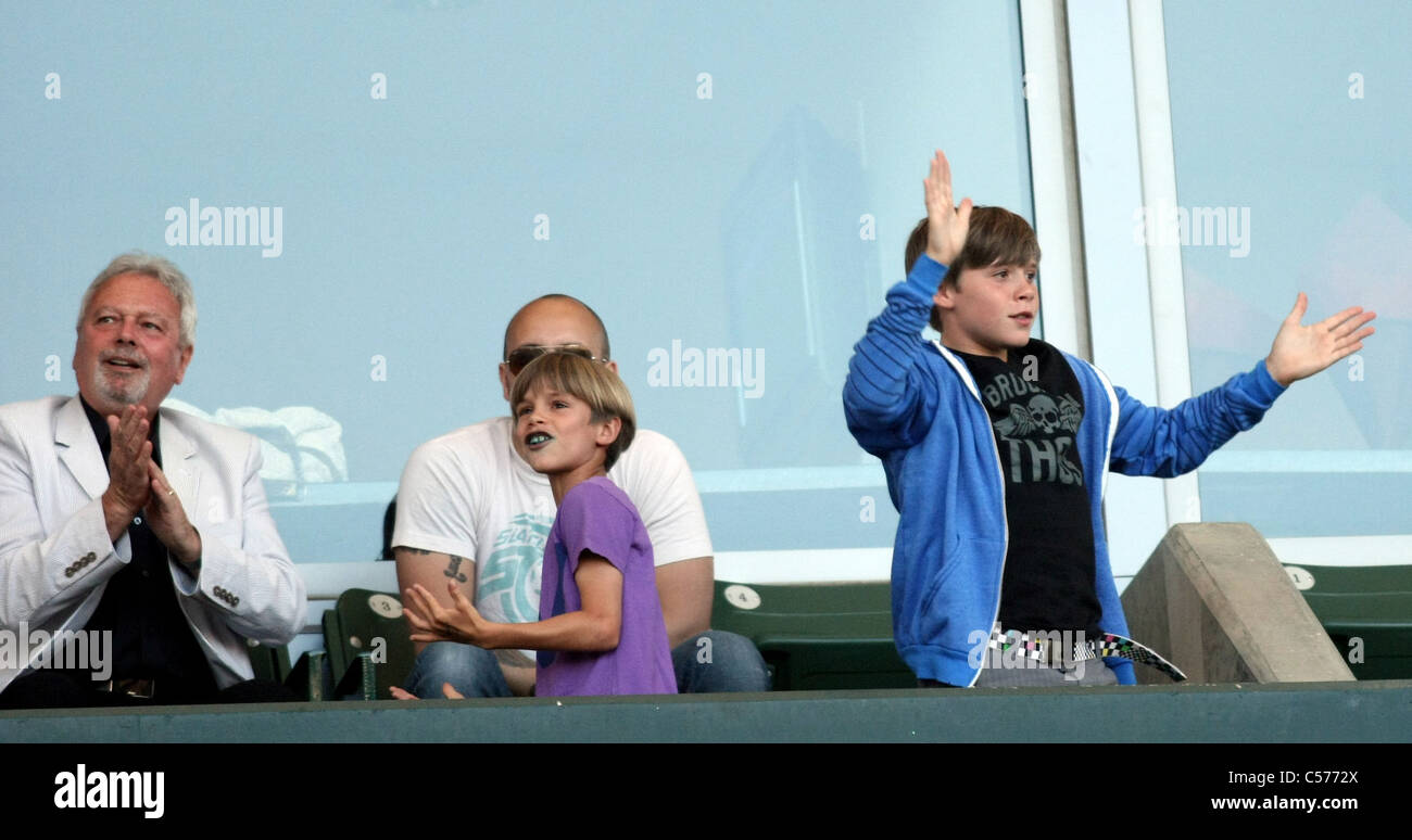 TONY ADAMS ROMEO BECKHAM Brooklyn Beckham la galassia della LA V CHICAGO FIRE MLS CARSON LOS ANGELES CALIFORNIA 09 Luglio 2011 Foto Stock