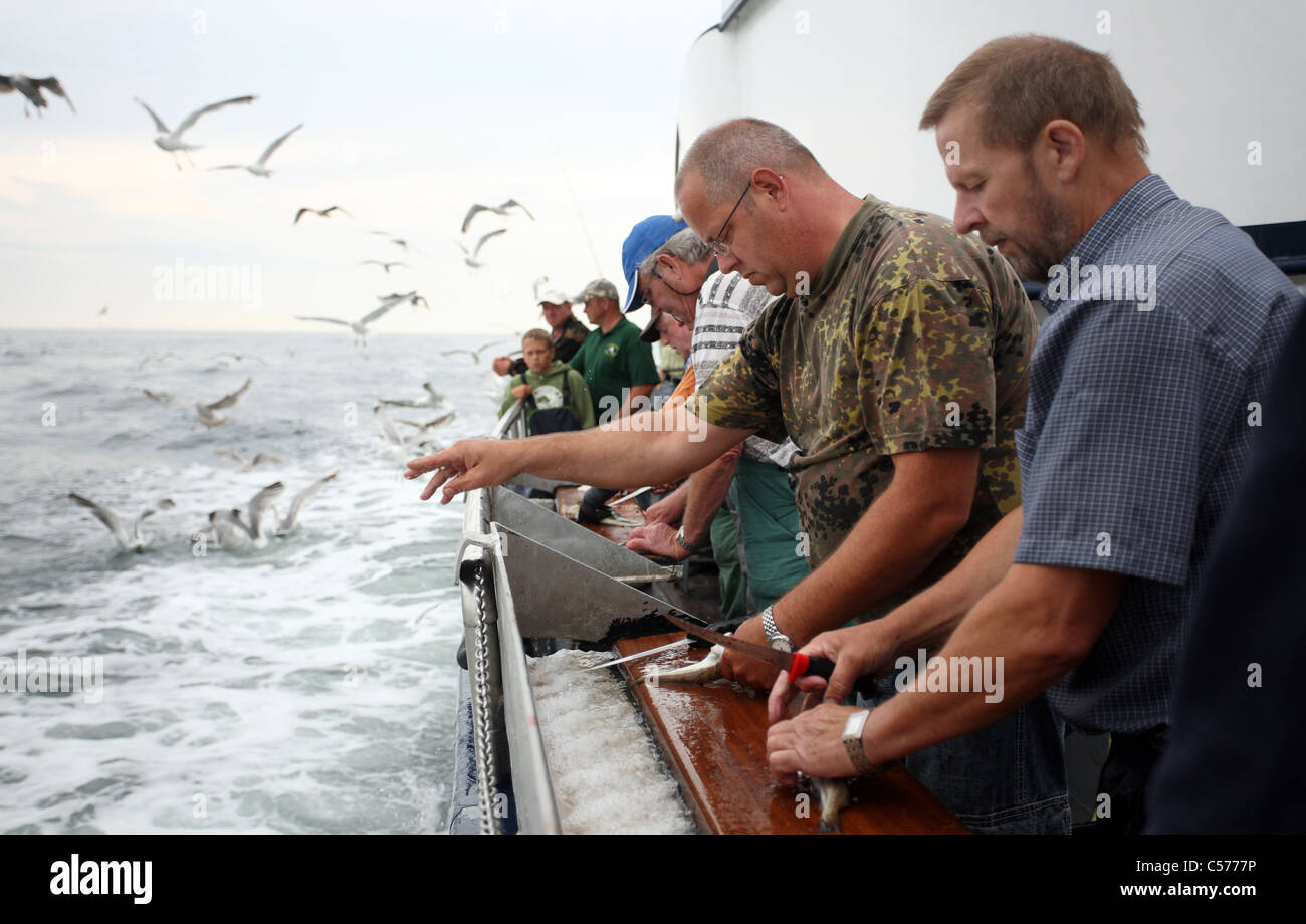 Gli uomini durante la pesca in mare profondo Foto Stock