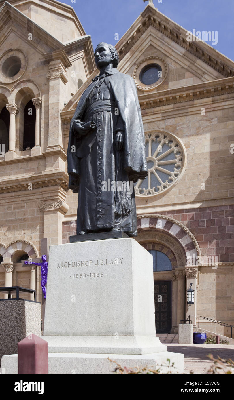 Statua di Monsignor Jean-Baptiste Lamy davanti alla Basilica di San Francesco di Assisi a Santa Fe, New Mexico Foto Stock