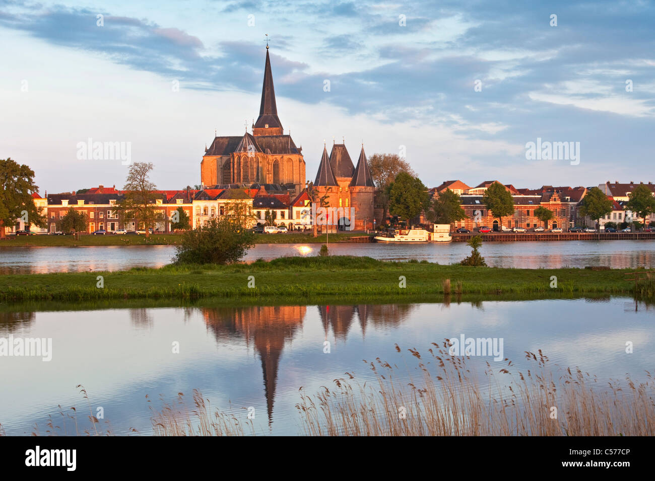 I Paesi Bassi, Kampen, Skyline di sunrise. Fiume IJssel. Foto Stock