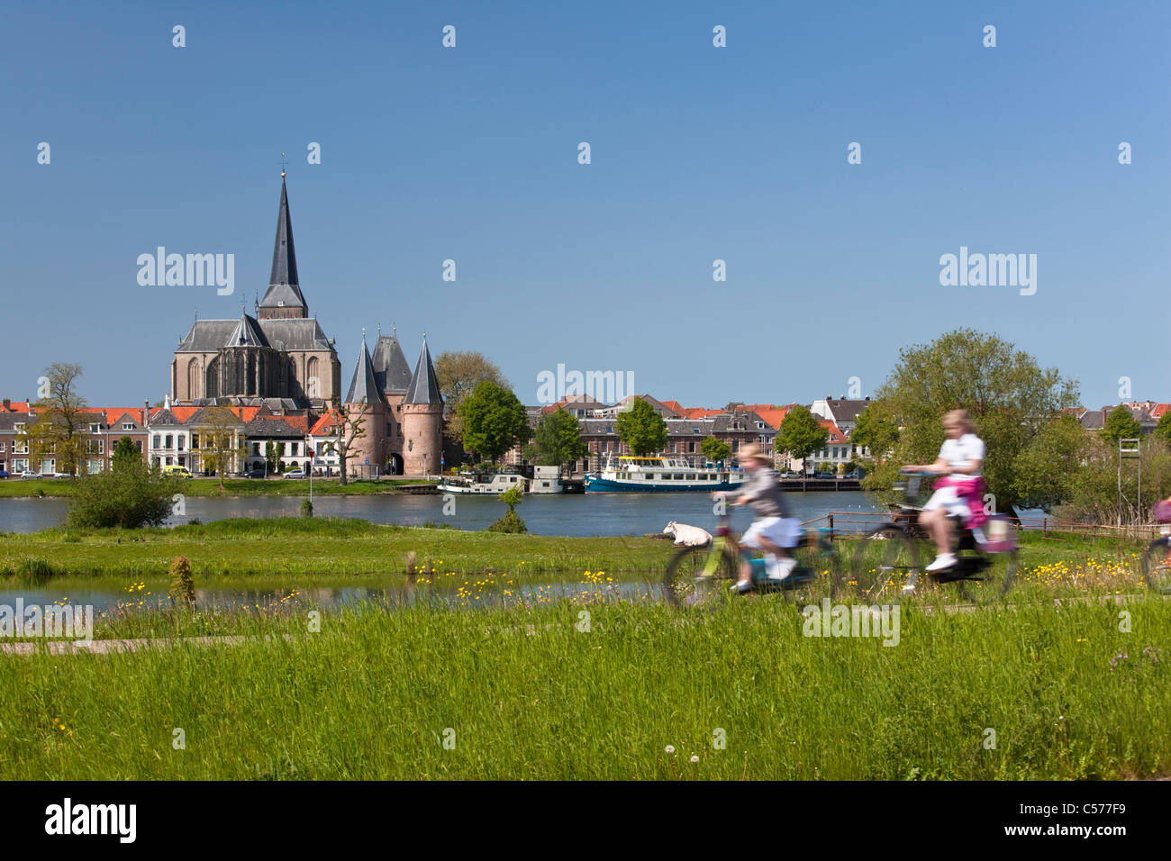 I Paesi Bassi, Kampen, Skyline. Fiume IJssel. I ciclisti. Foto Stock