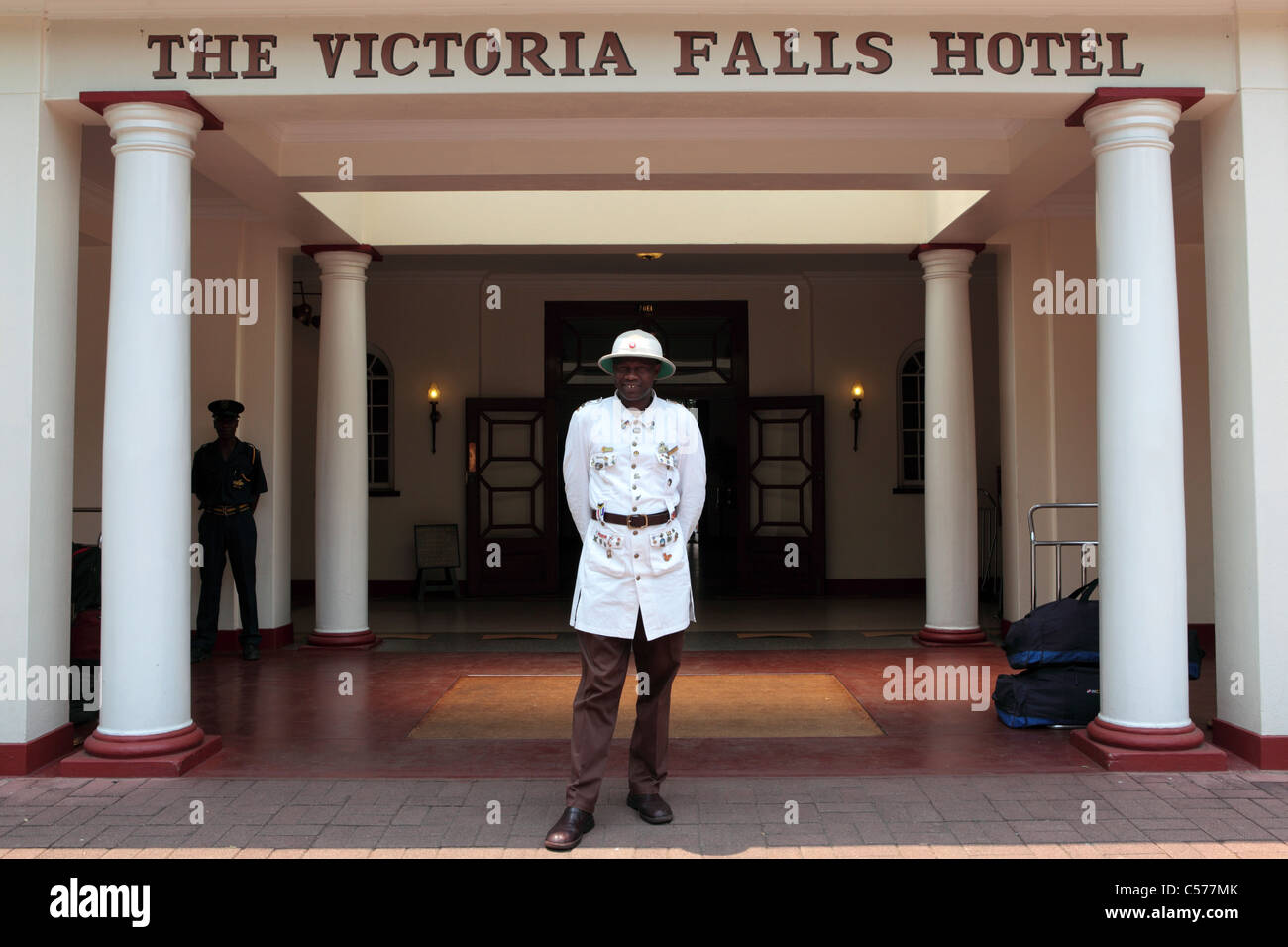 Il Sorridente concierge presso il Victoria Falls Hotel, Zimbabwe. Foto Stock