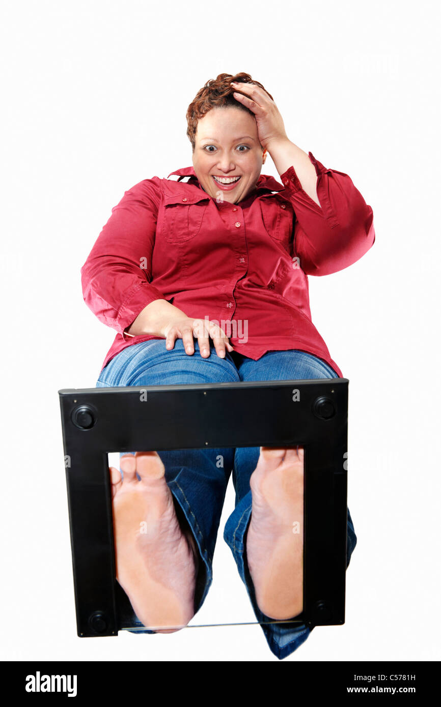 Sorridente grande donna in piedi su scale Foto Stock