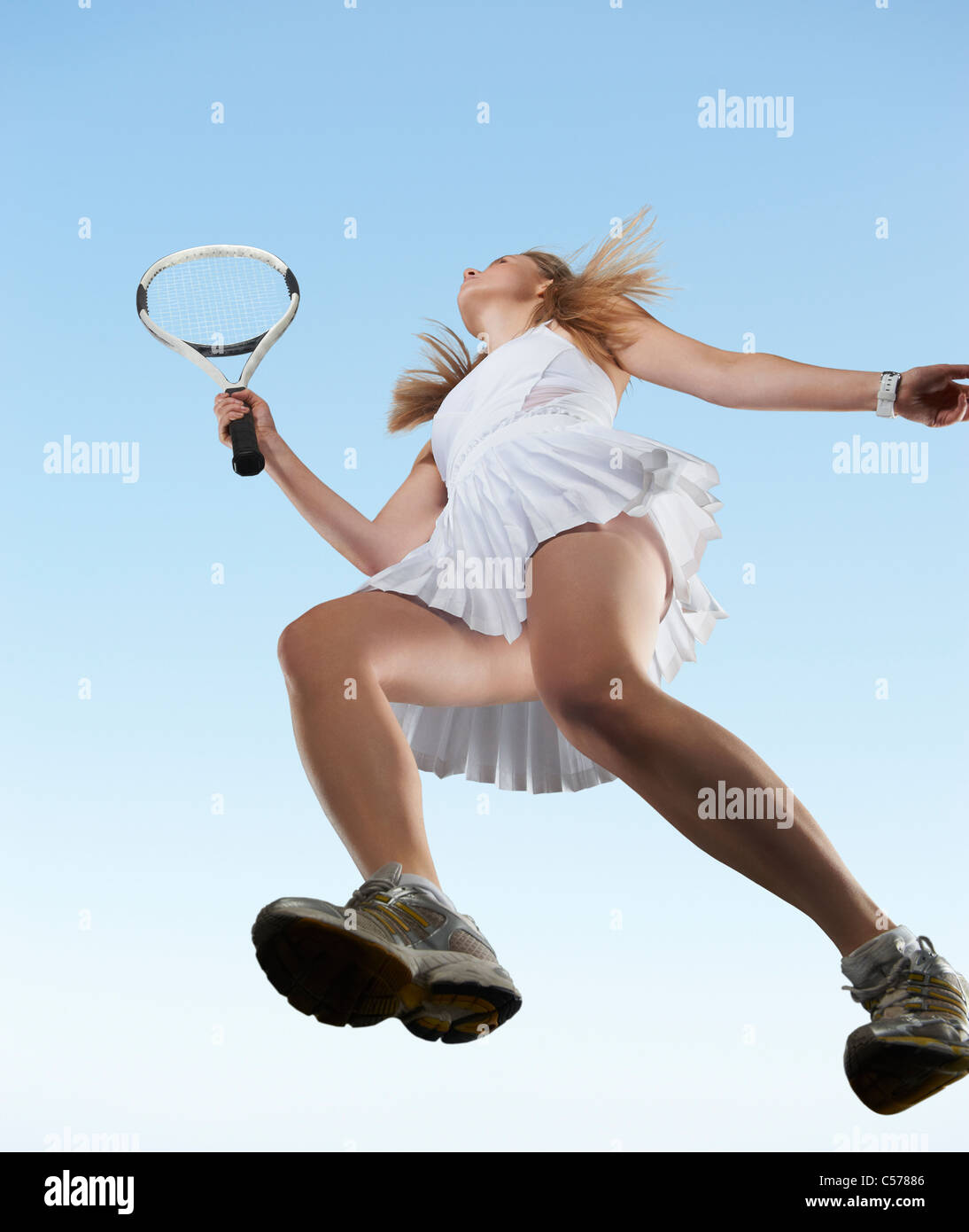 Basso angolo di visione della donna giocando a tennis Foto Stock
