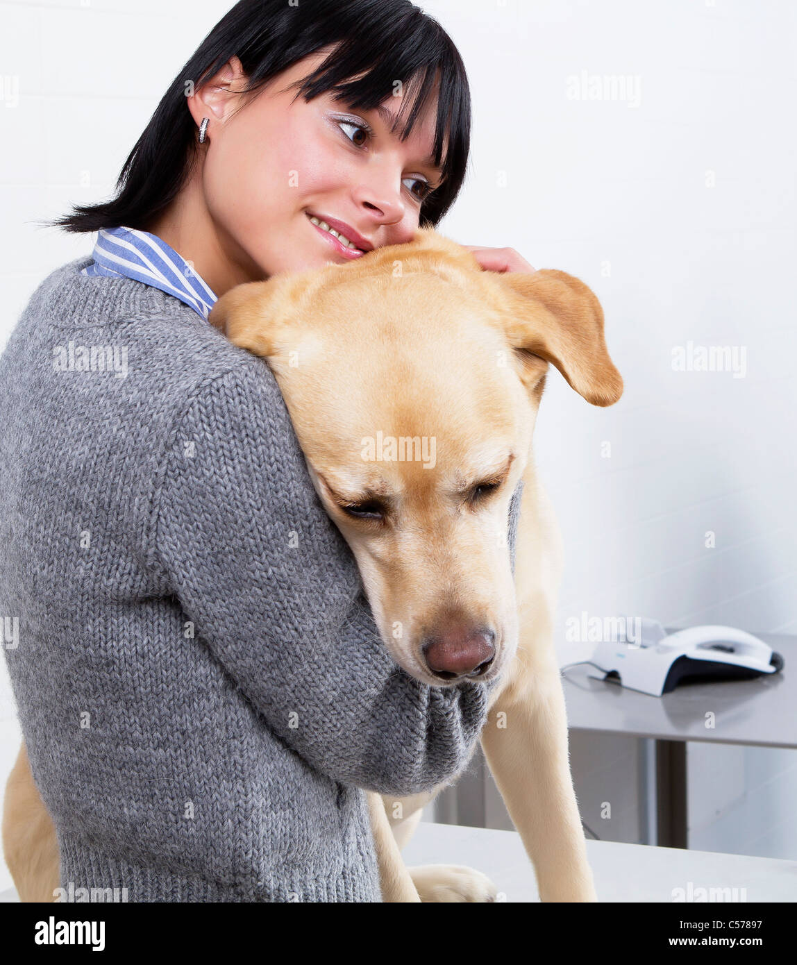 Donna che abbraccia un cane Foto Stock