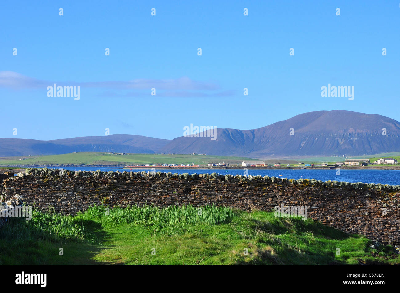 Città di Stromness sulla terraferma e l'isola Hoy, isole Orcadi, Scozia. Foto Stock
