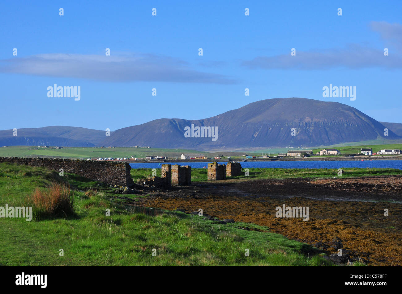 Città di Stromness sulla terraferma e l'isola Hoy, isole Orcadi, Scozia. Foto Stock
