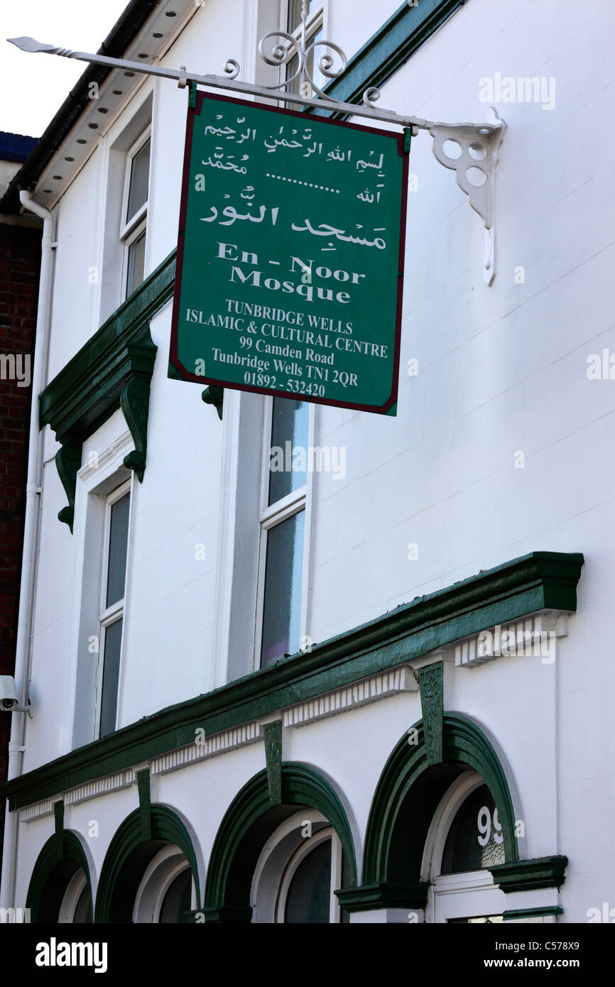 Sign on En - moschea Noor centro culturale islamico, Tunbridge Wells, Kent, Inghilterra Foto Stock