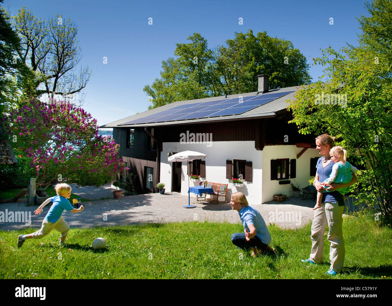 La famiglia a casa con pannello solare Foto Stock