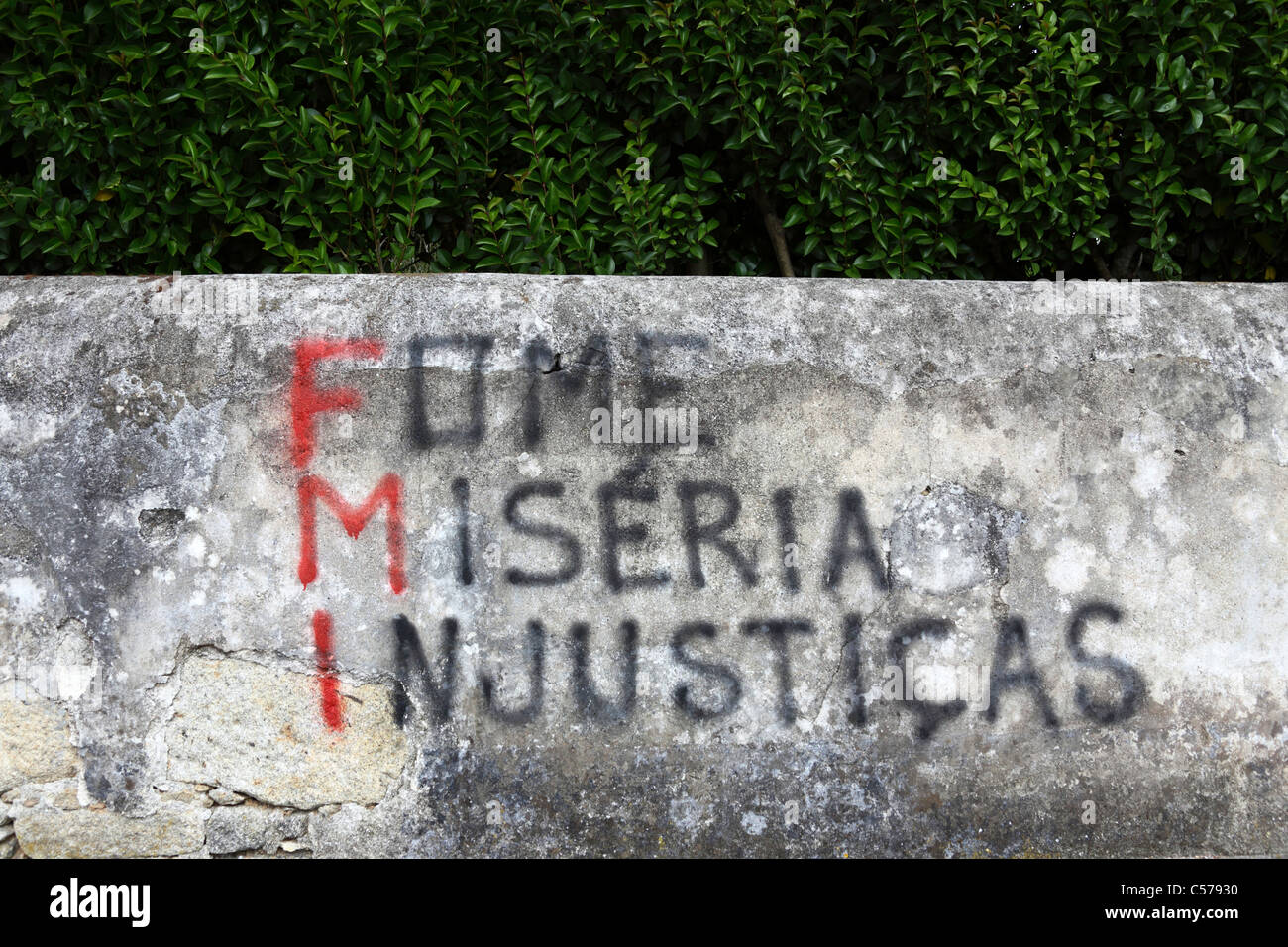 Anti Fondo Monetario Internazionale (FMI) graffiti in portoghese sul muro, Viana do Castelo, Portogallo Foto Stock