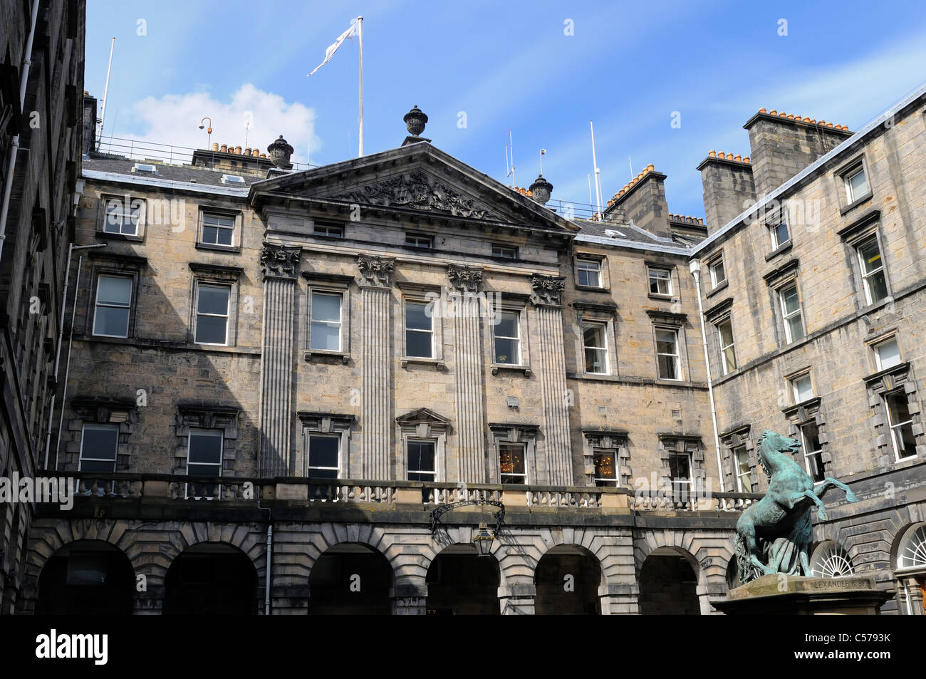 Edinburgh City Chambers di fronte alla Cattedrale di St Giles sulla Royal Mile High Street Edinburgh Scozia l'ex Royal Exchange Foto Stock