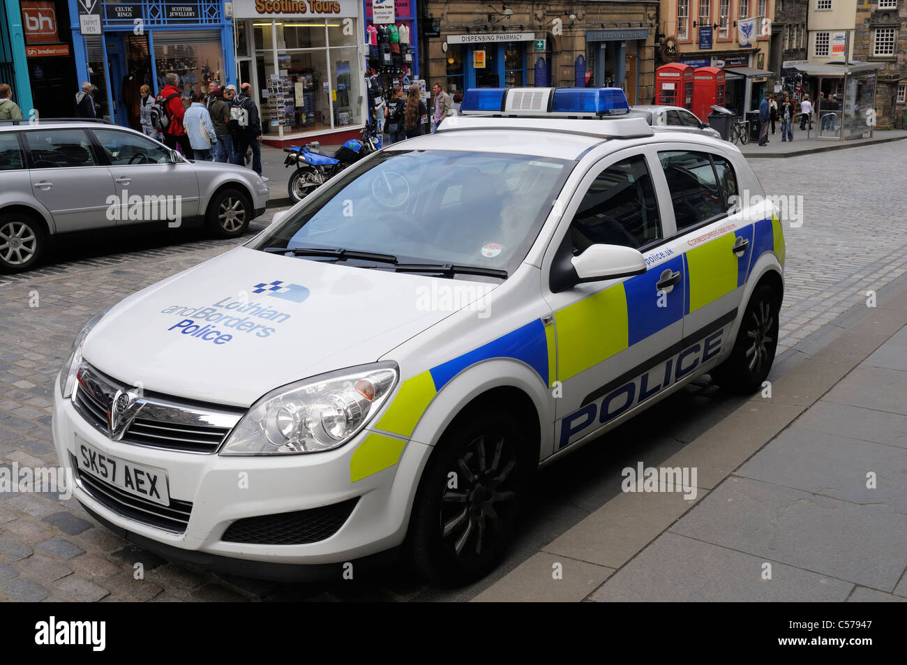 Lothian e della Polizia delle frontiere auto parcheggiate sul Royal Mile di Edimburgo in Scozia Foto Stock Lothian e della Polizia delle frontiere auto parcheggiate sul Royal Mile di Edimburgo in Scozia Foto Stock