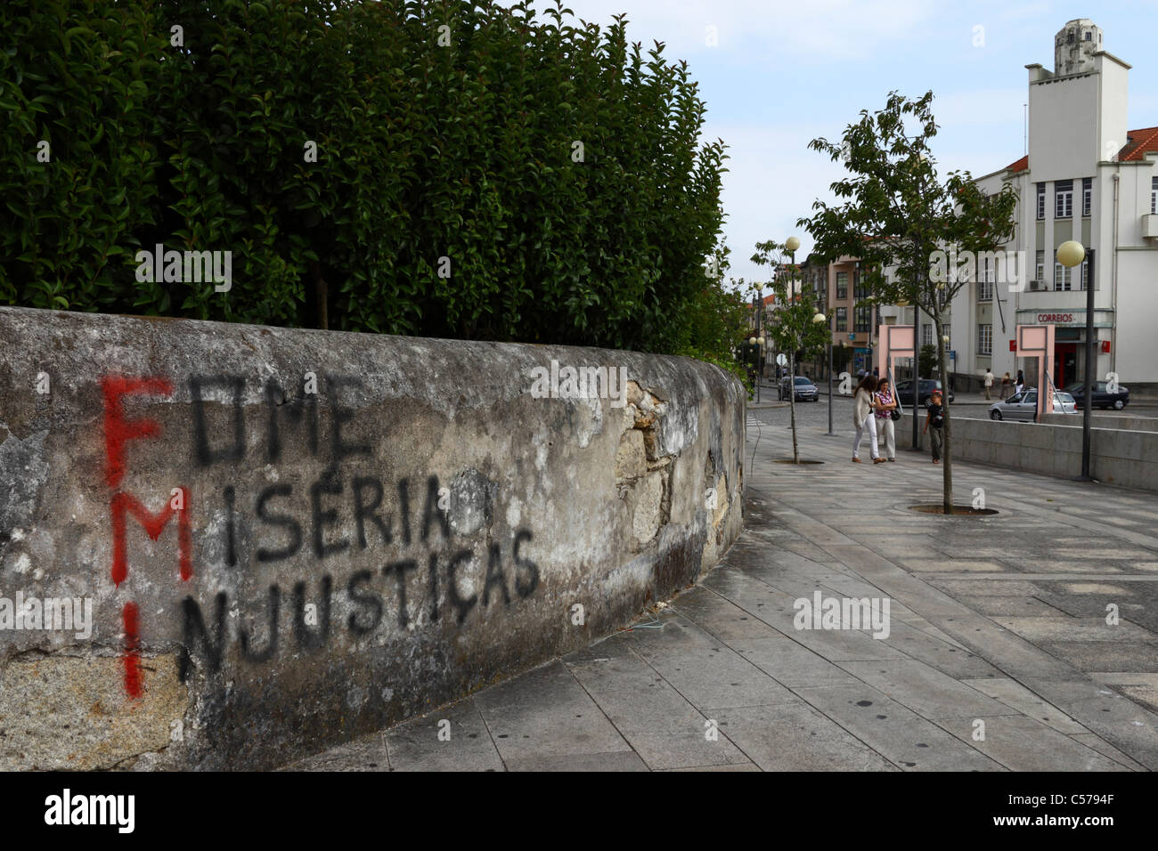 Anti Fondo Monetario Internazionale (FMI) graffiti in portoghese sul muro, Viana do Castelo, Portogallo Foto Stock