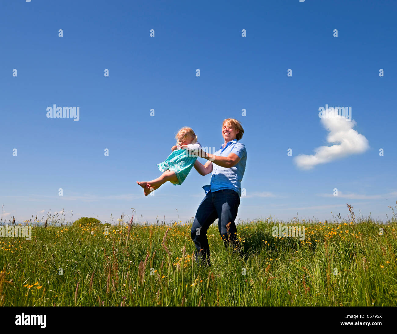 Padre e figlia giocando nel campo Foto Stock