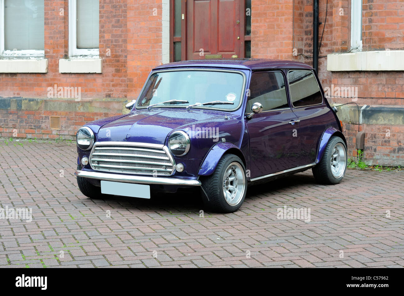 British Motor Corporation (BMC) originale Mini auto modificata con svasatura passaruota e ruote Minilite Foto Stock