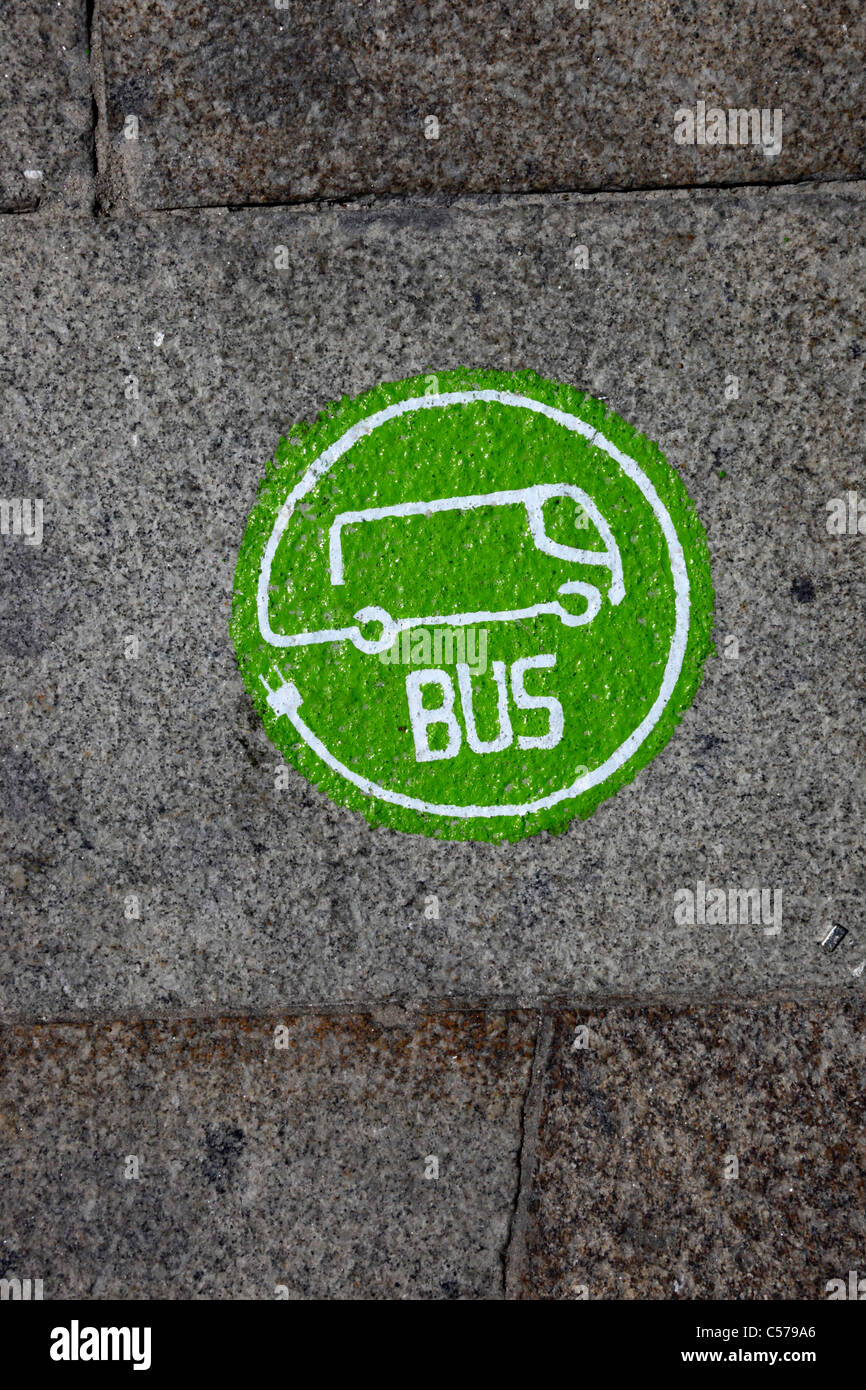 Simbolo sulla strada di granito che mostra il percorso utilizzato dagli autobus elettrici nel centro storico di casco Vello, Vigo, Galizia, Spagna Foto Stock