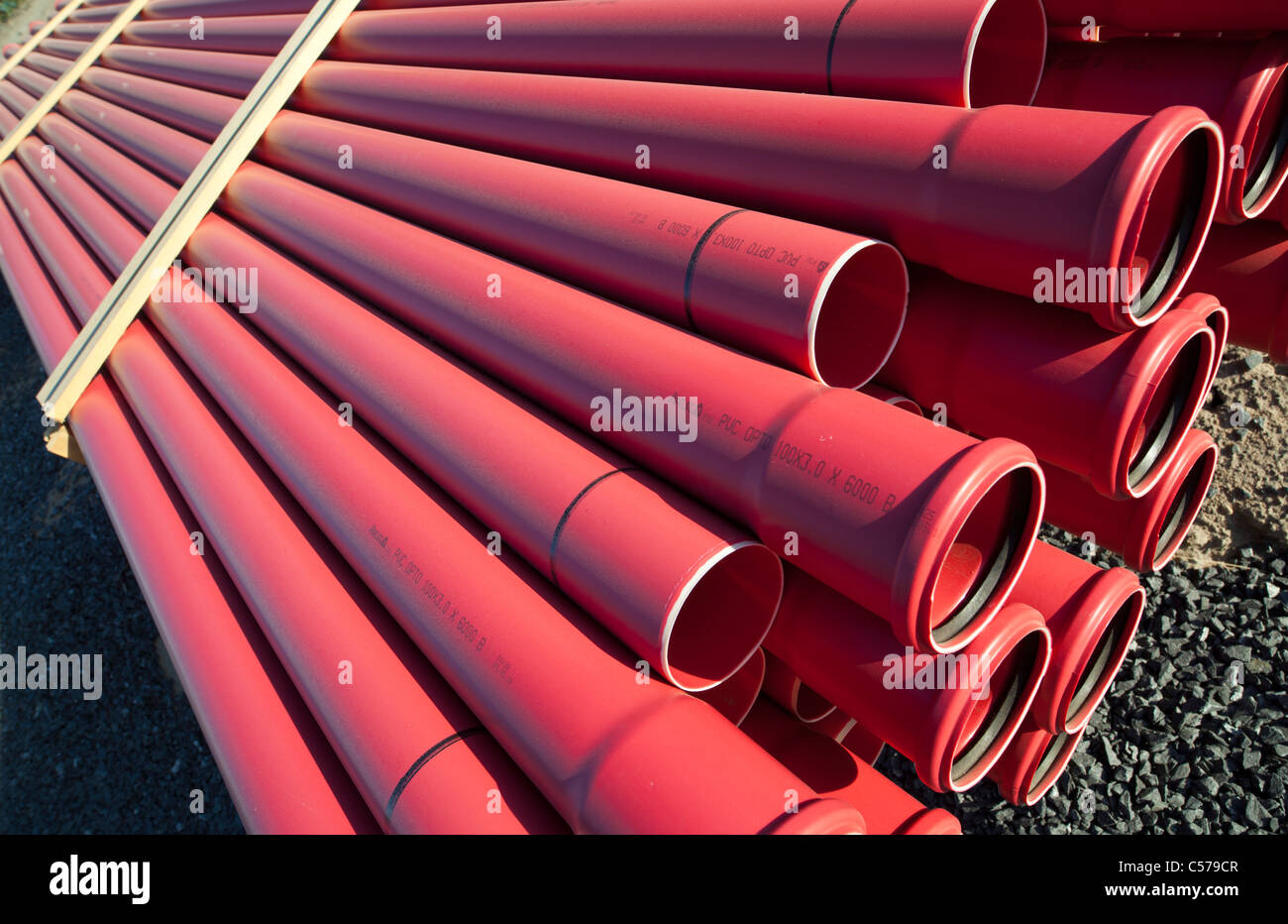 Pila di tubi di drenaggio / fognature in PVC , Finlandia Foto Stock