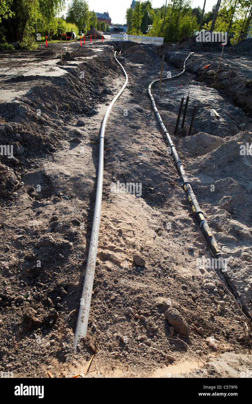 La posa di condotte idriche, fatta di tubi in PVC, al suolo , Finlandia Foto Stock